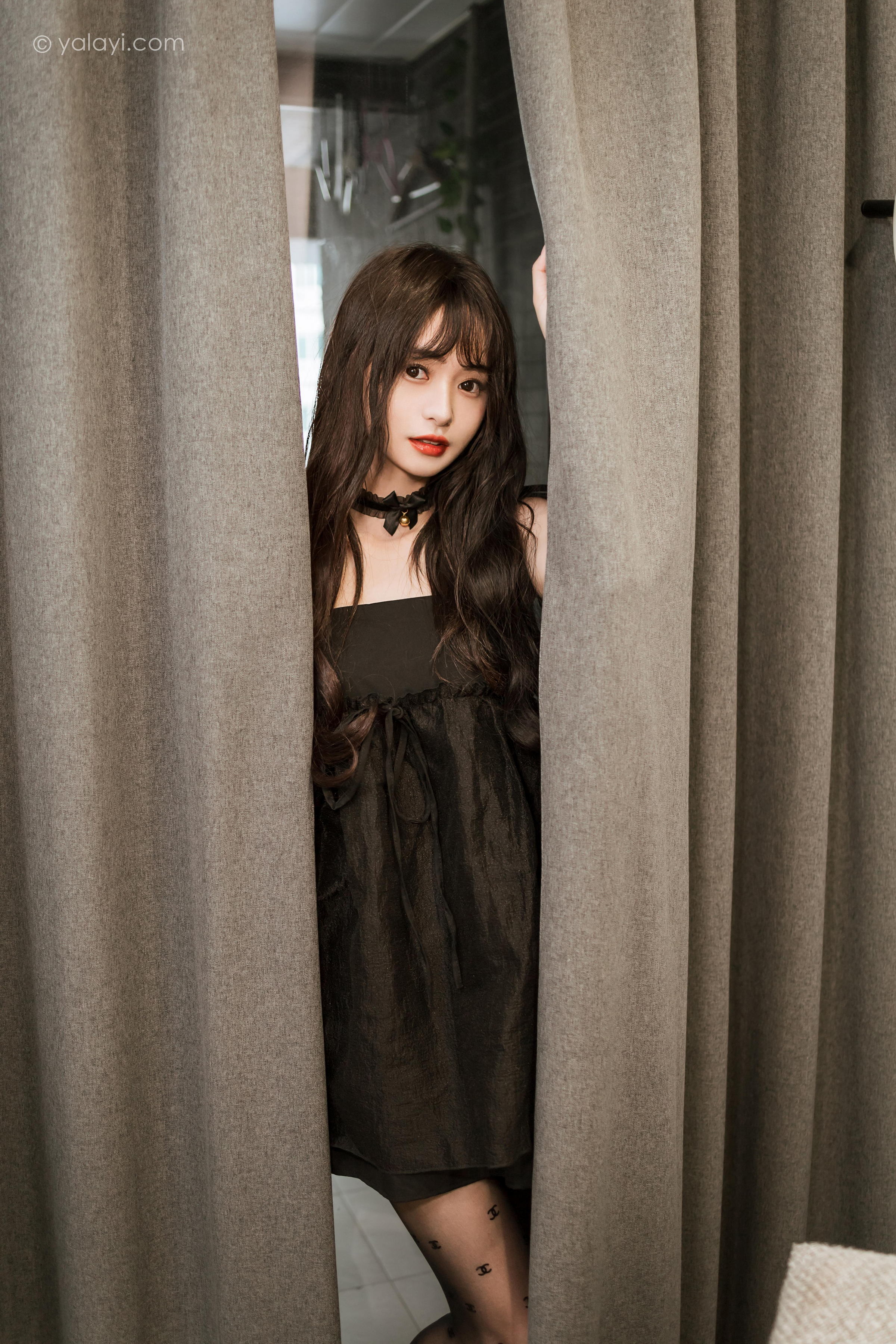 [YALAYI雅拉伊]2022.09.30 给你幸福 小亭 黑色吊带连衣裙加黑丝美腿性感写真集第3张