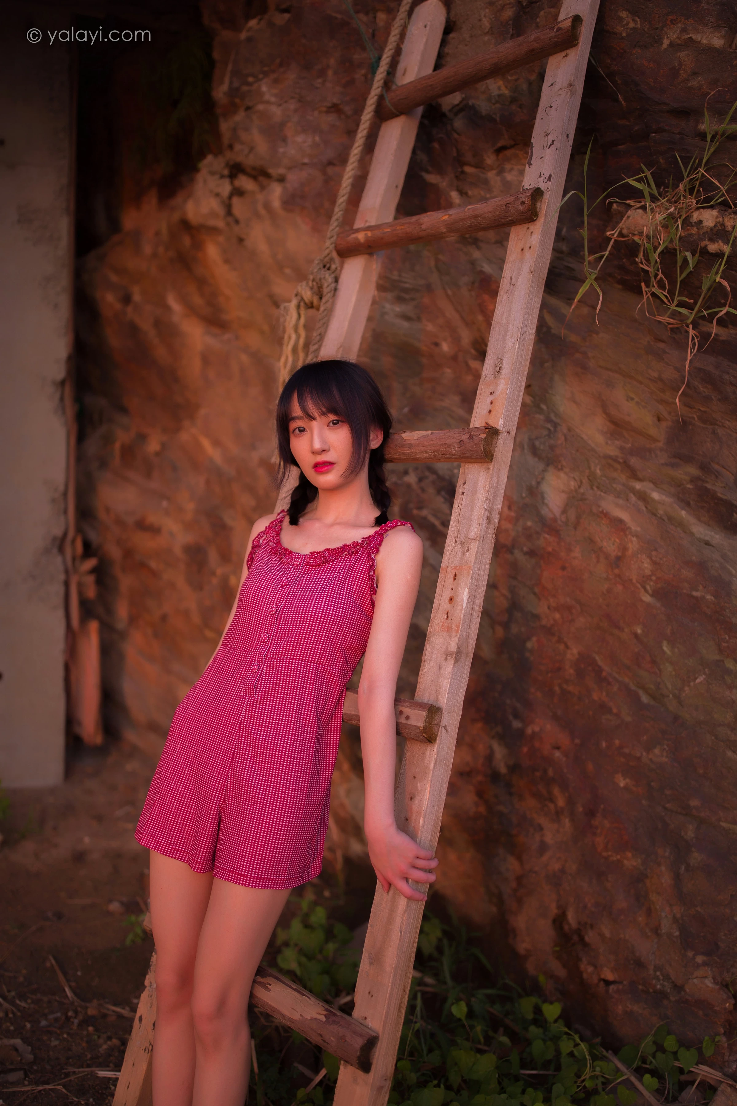 [YALAYI雅拉伊]NO.702 《暮色》 落落 粉色吊带连体短裤清纯私房写真集第18张