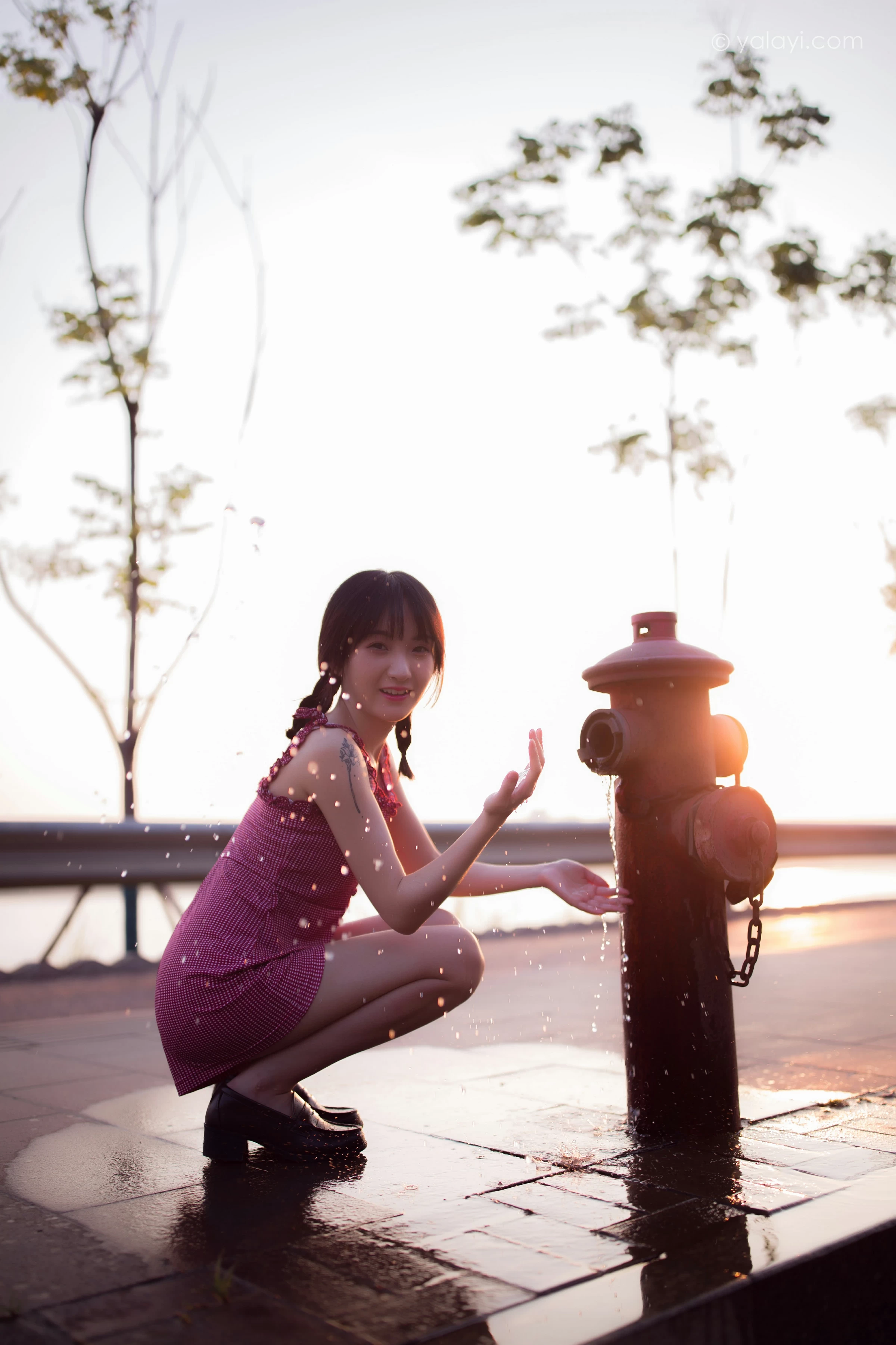 [YALAYI雅拉伊]NO.702 《暮色》 落落 粉色吊带连体短裤清纯私房写真集第1张