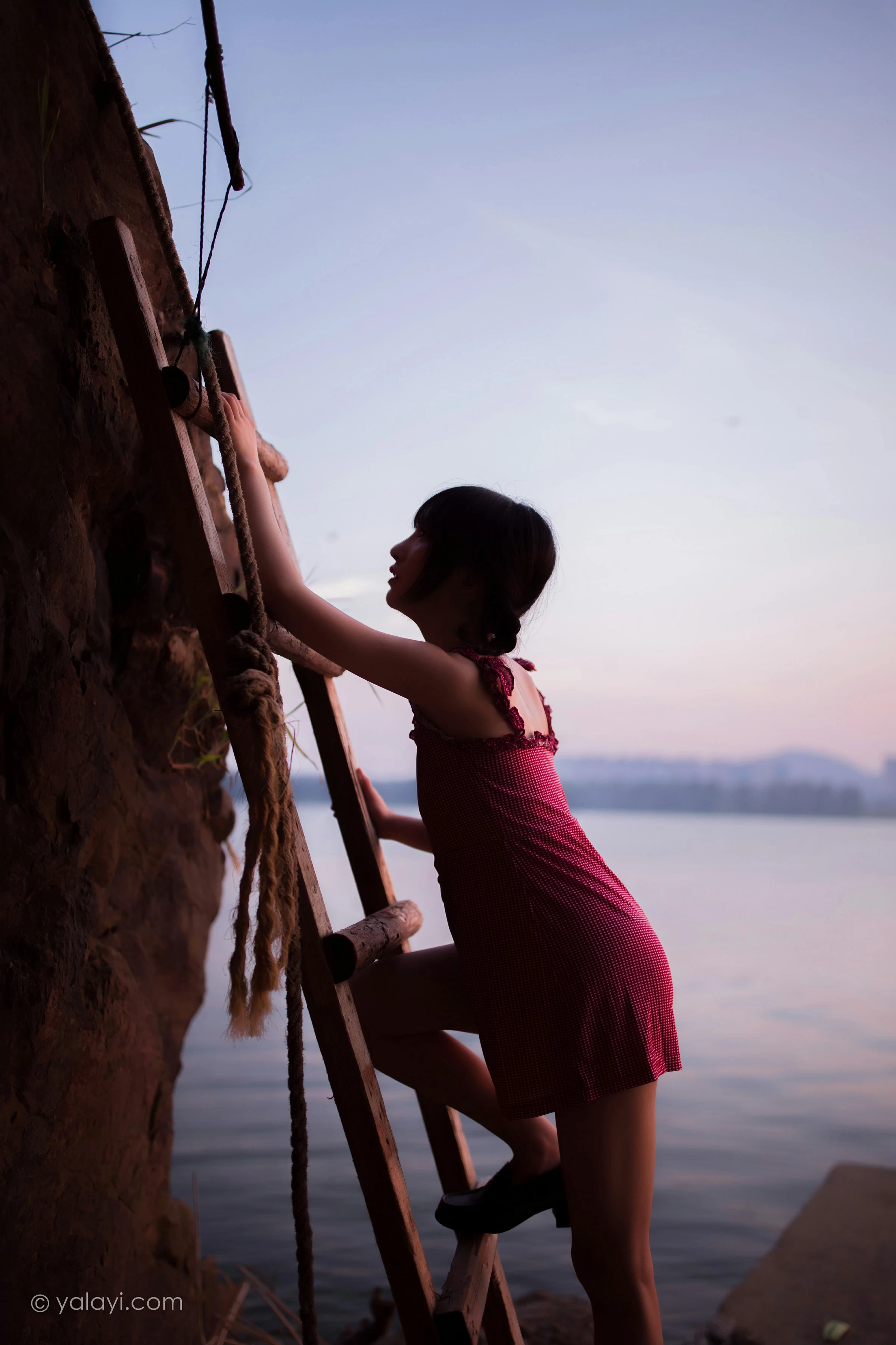 [YALAYI雅拉伊]NO.702 《暮色》 落落 粉色吊带连体短裤清纯私房写真集第9张