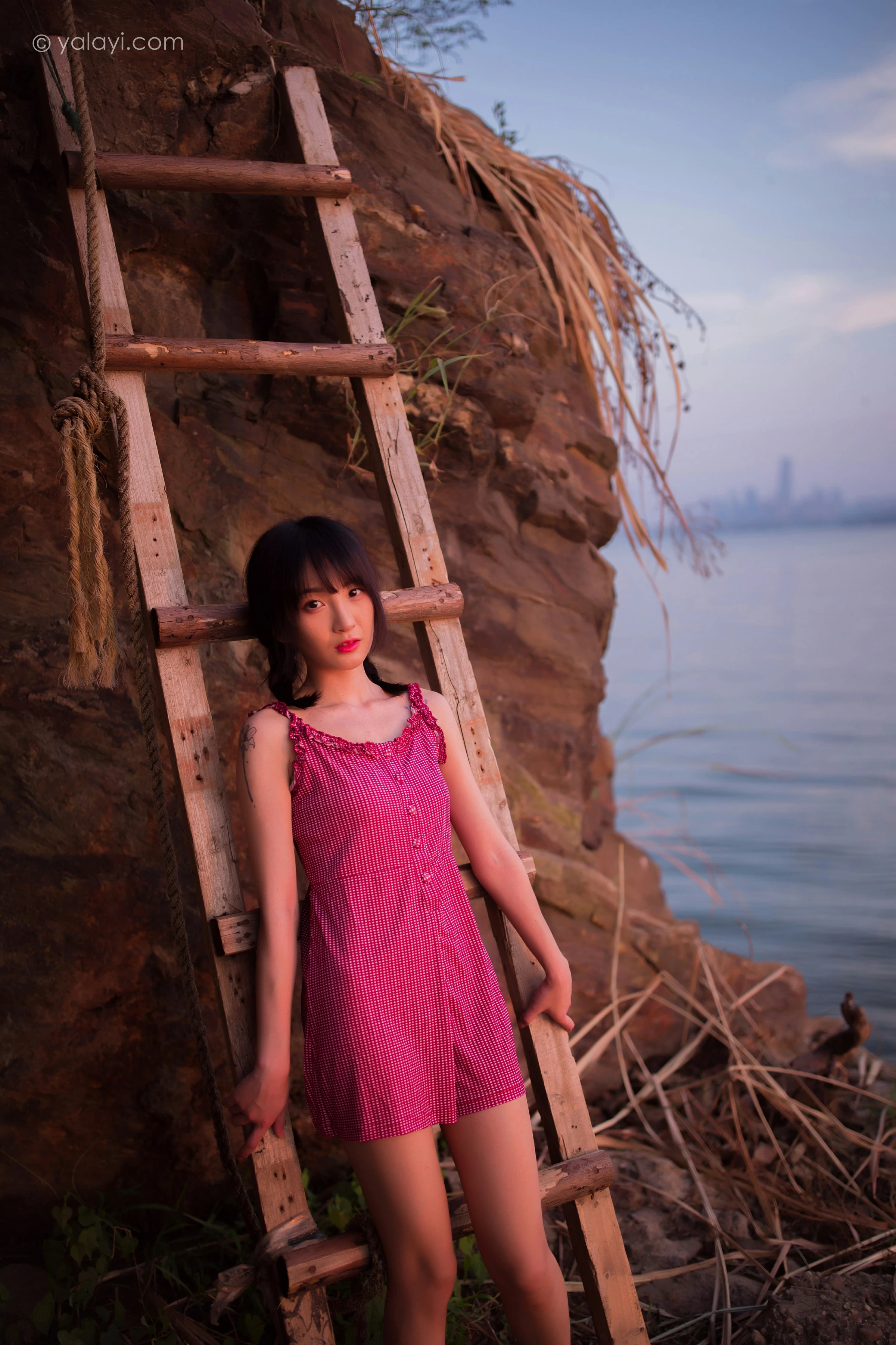[YALAYI雅拉伊]NO.702 《暮色》 落落 粉色吊带连体短裤清纯私房写真集第9张