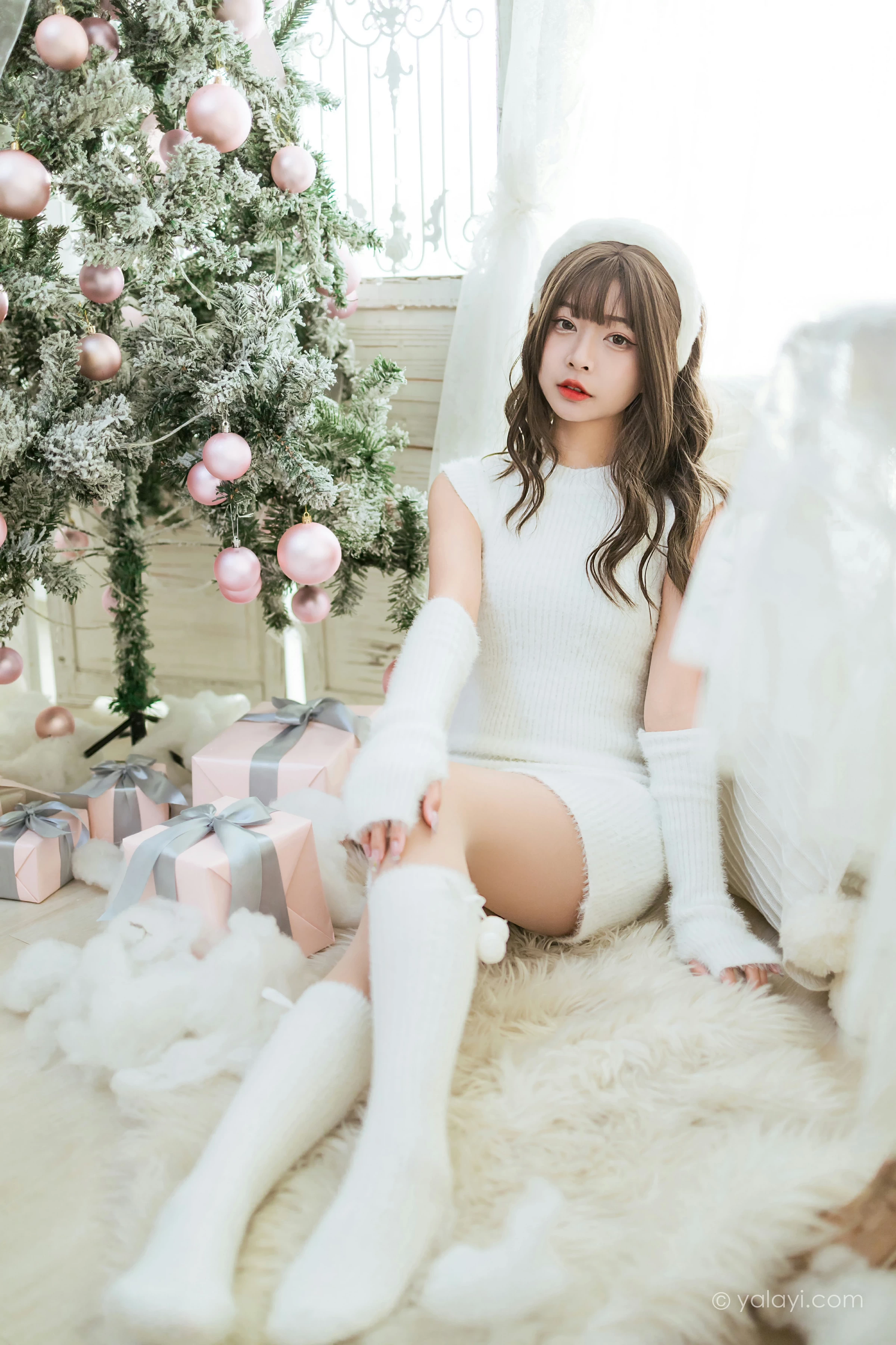 [YALAYI雅拉伊]2021.12.17 圣诞礼物 阿禾 白色毛衣裙加白色绵袜居家私房写真集第5张