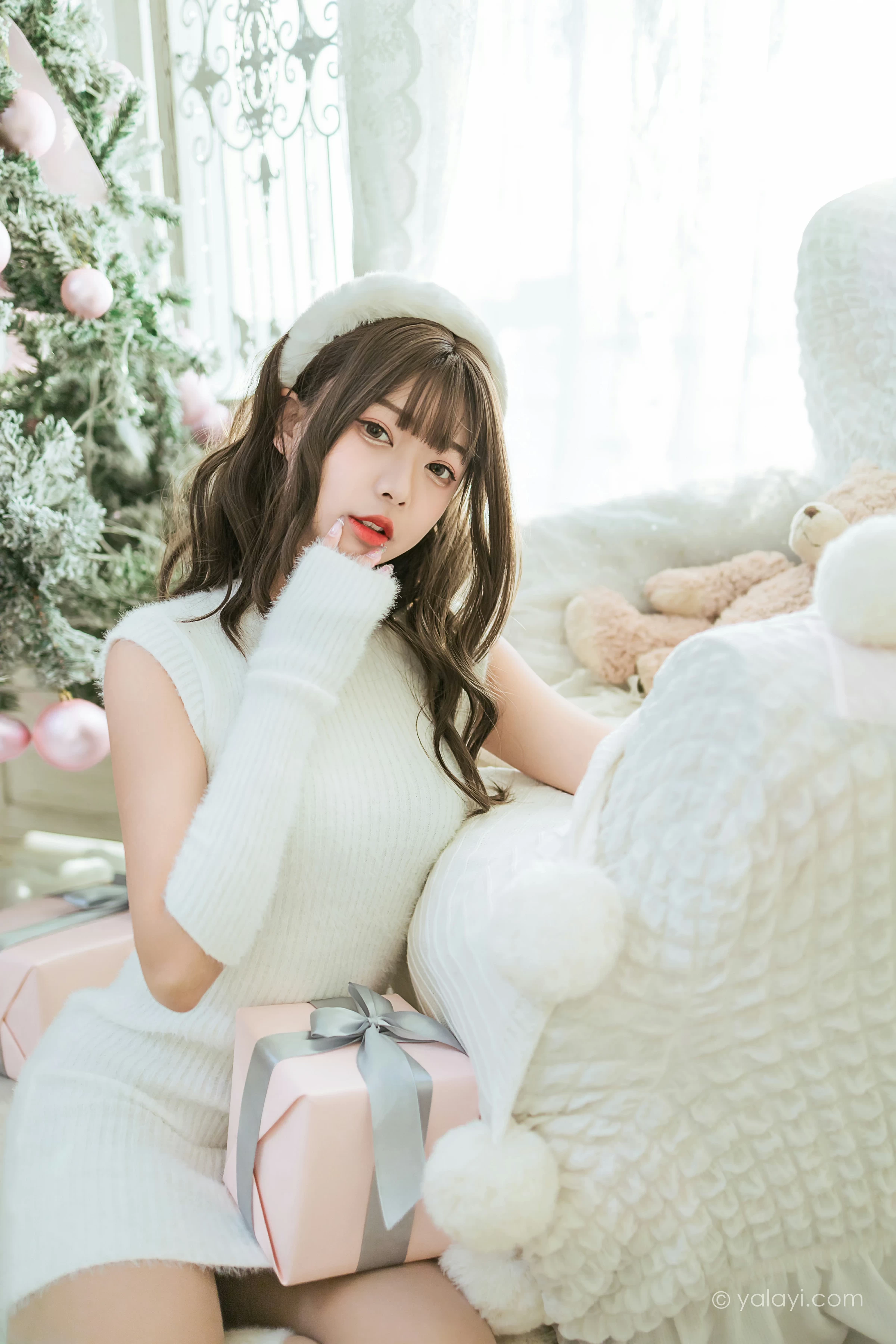 [YALAYI雅拉伊]2021.12.17 圣诞礼物 阿禾 白色毛衣裙加白色绵袜居家私房写真集第8张