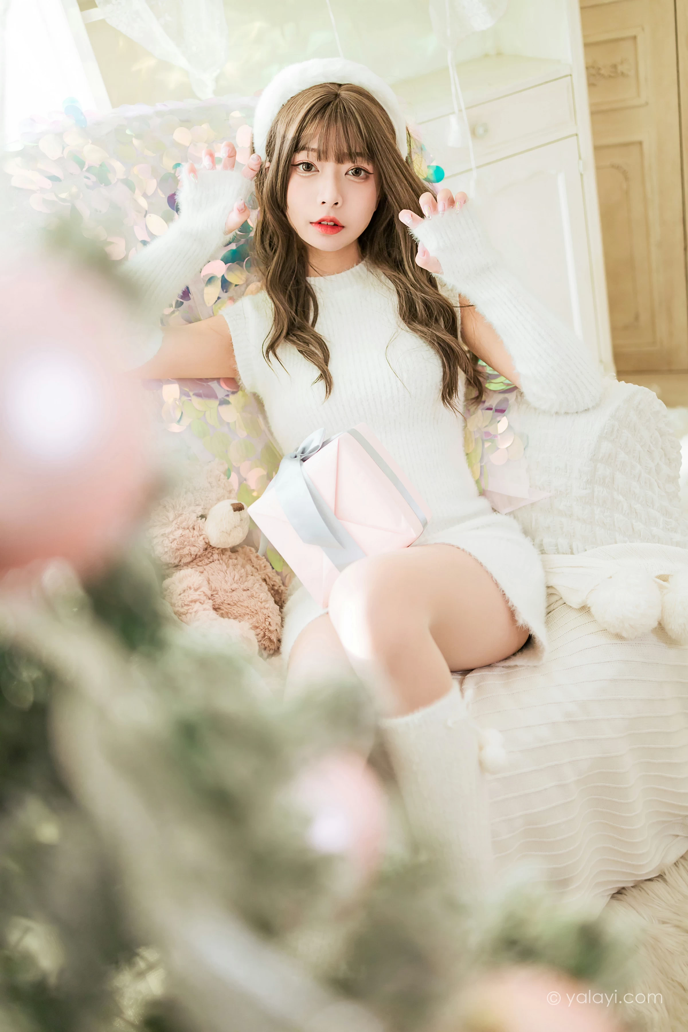 [YALAYI雅拉伊]2021.12.17 圣诞礼物 阿禾 白色毛衣裙加白色绵袜居家私房写真集第11张