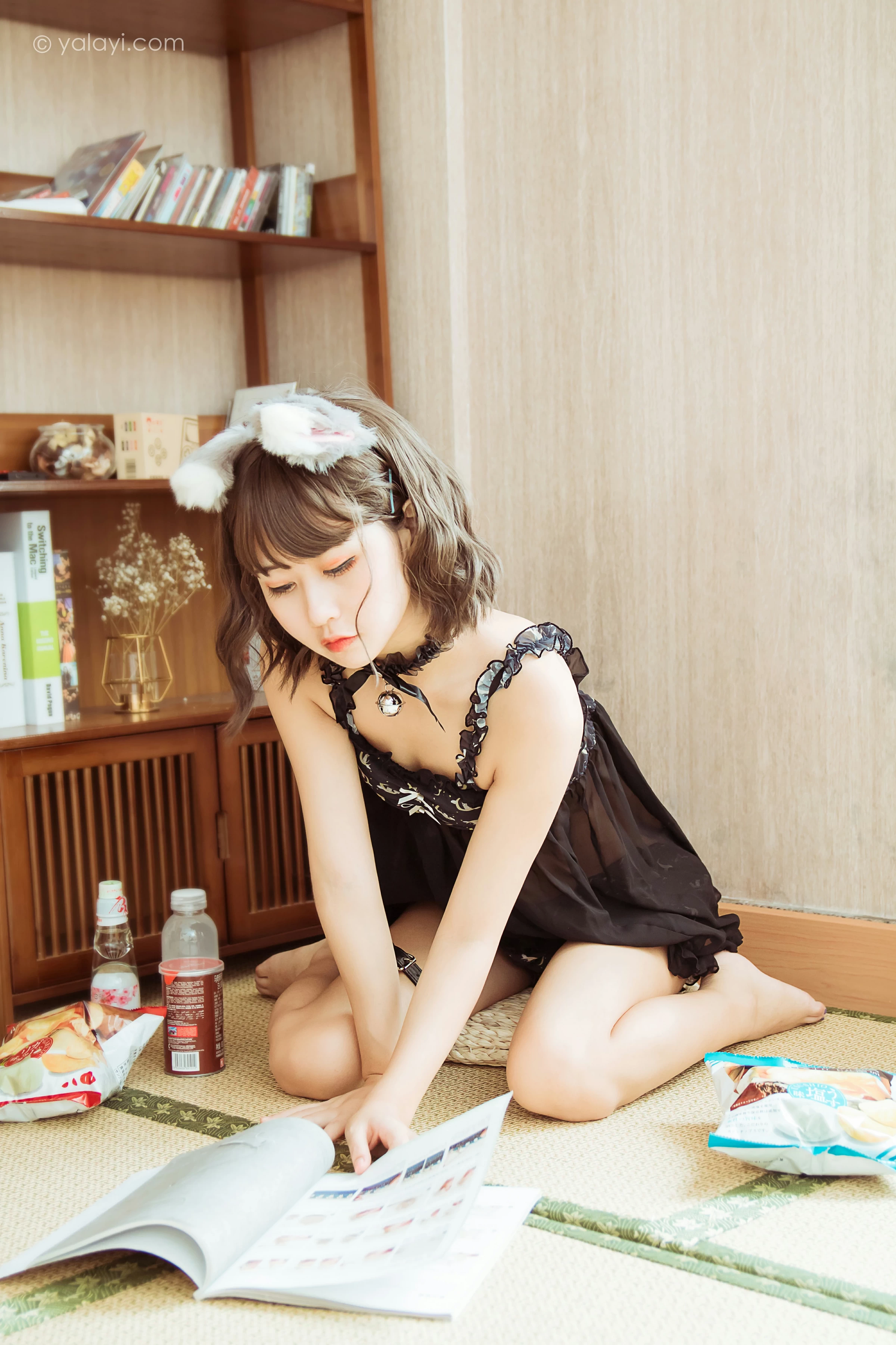 [YALAYI雅拉伊]NO.735 《就想赖着你》 甜酱吖 黑色透视情趣内衣性感私房写真集第2张
