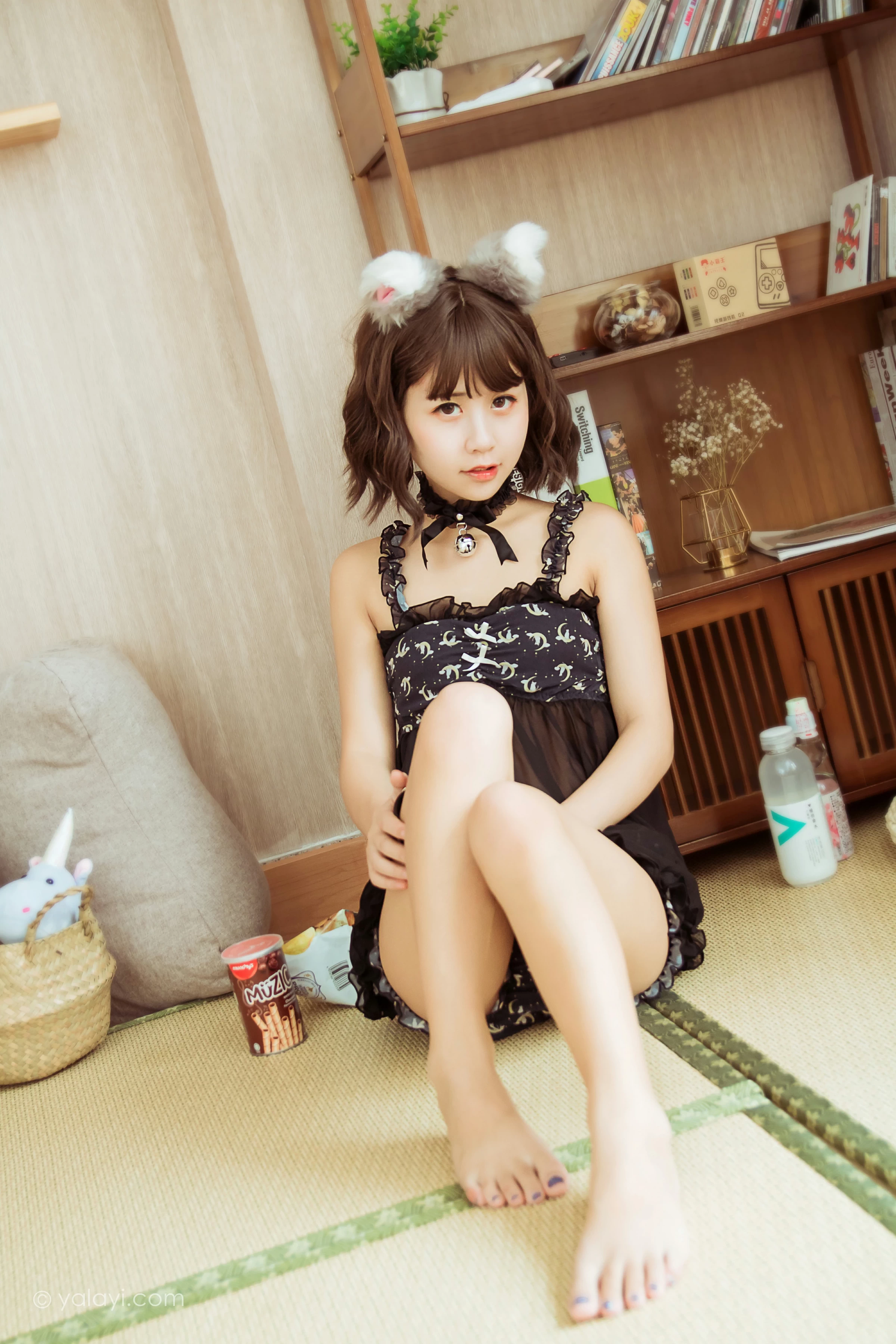 [YALAYI雅拉伊]NO.735 《就想赖着你》 甜酱吖 黑色透视情趣内衣性感私房写真集第6张