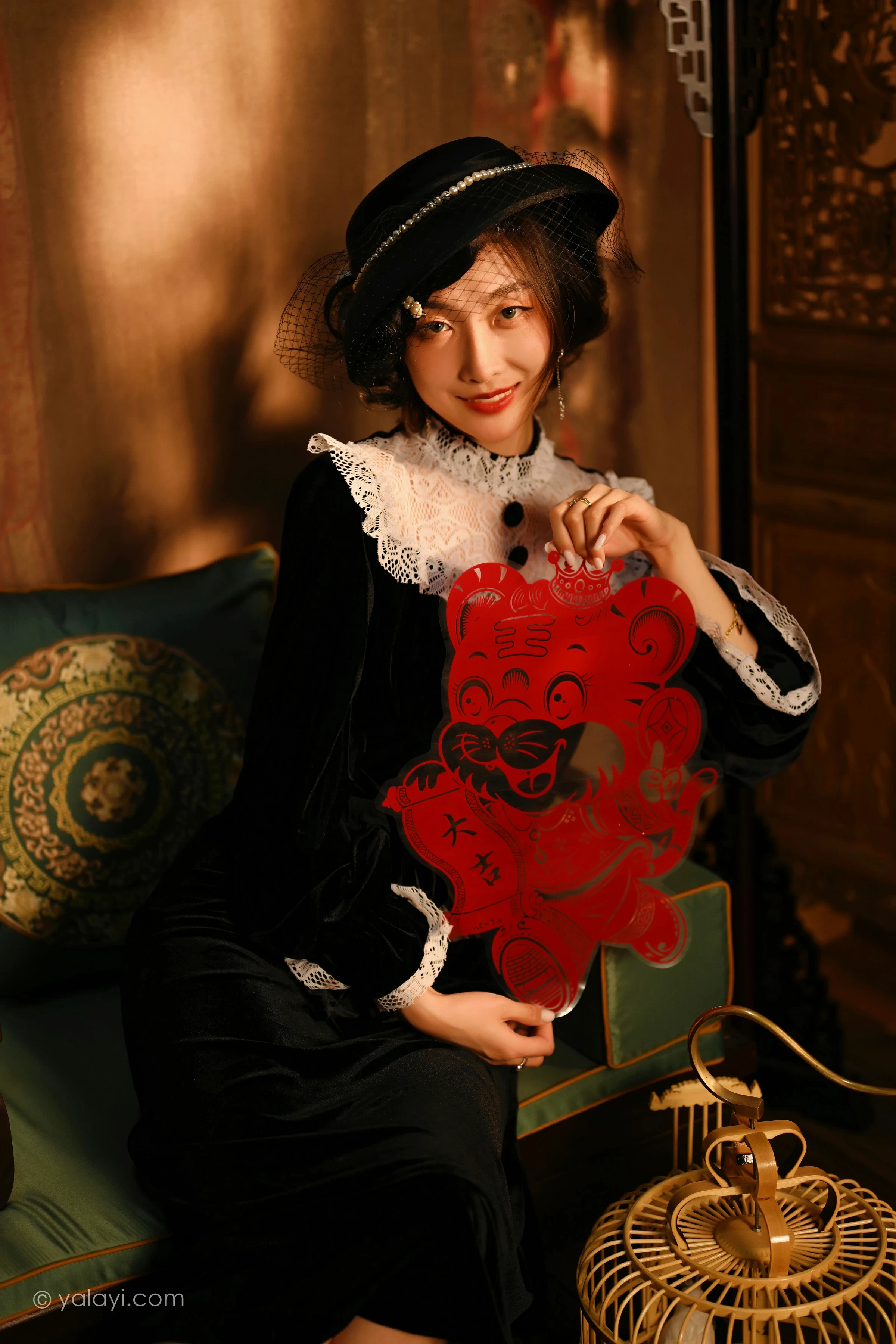 [YALAYI雅拉伊]2022.01.15 莫忘我 佳佳 黑色蕾丝镂空礼服裙性感私房写真集第2张