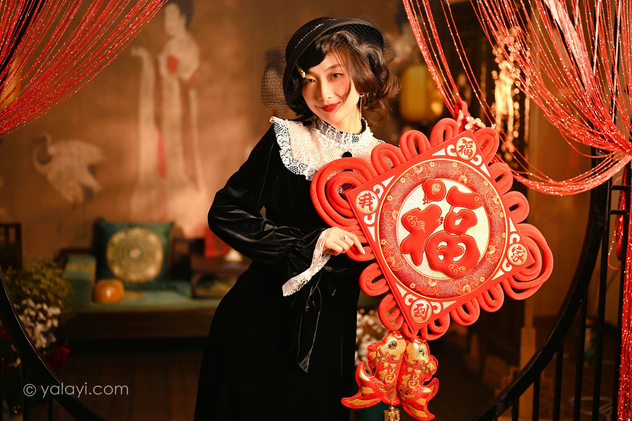 [YALAYI雅拉伊]2022.01.15 莫忘我 佳佳 黑色蕾丝镂空礼服裙性感私房写真集第8张