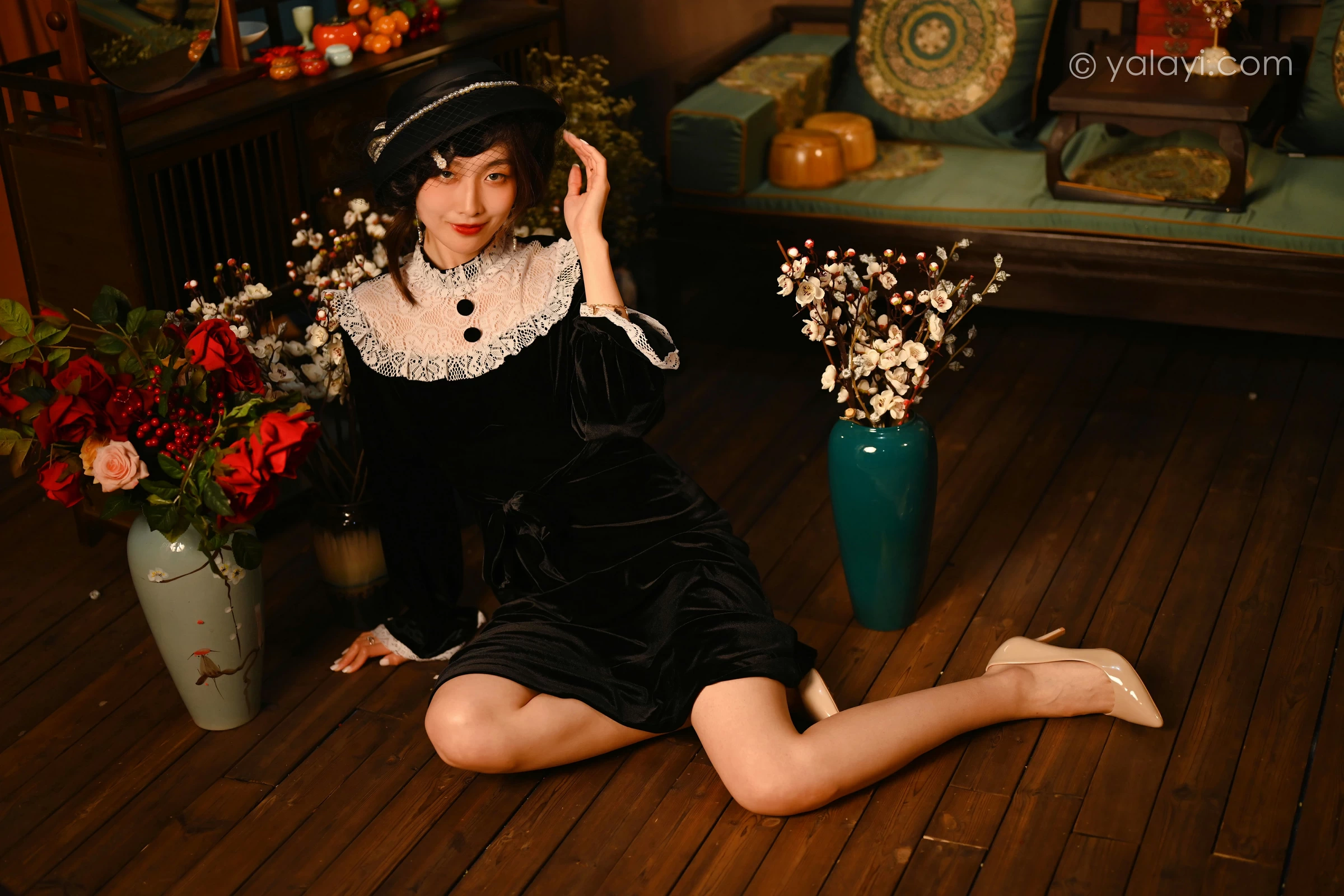 [YALAYI雅拉伊]2022.01.15 莫忘我 佳佳 黑色蕾丝镂空礼服裙性感私房写真集第8张