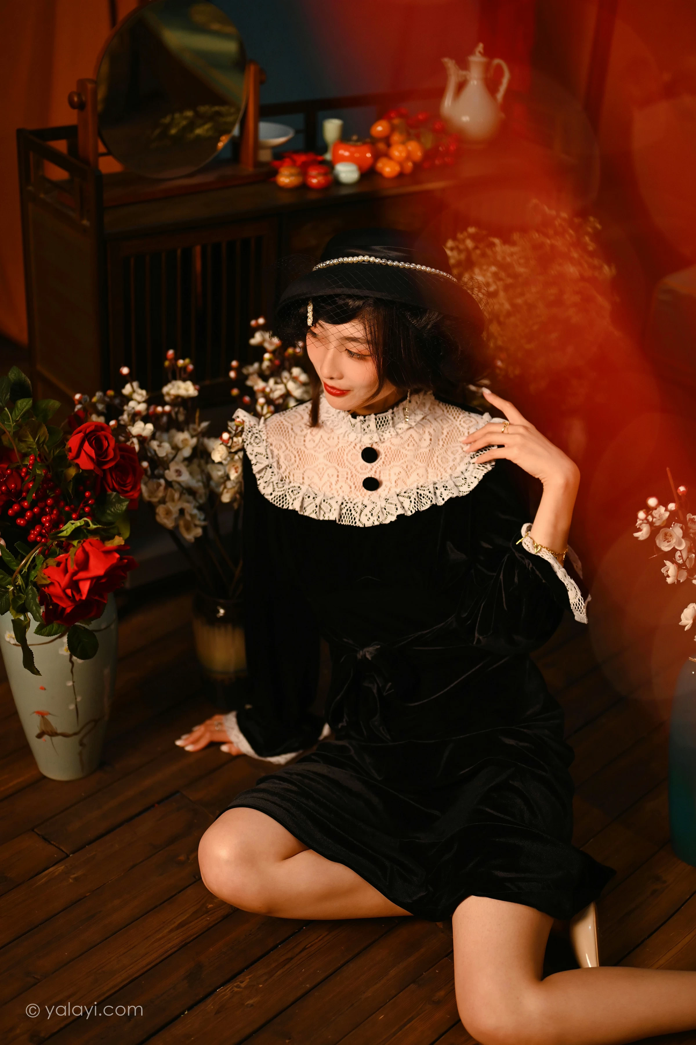 [YALAYI雅拉伊]2022.01.15 莫忘我 佳佳 黑色蕾丝镂空礼服裙性感私房写真集第9张