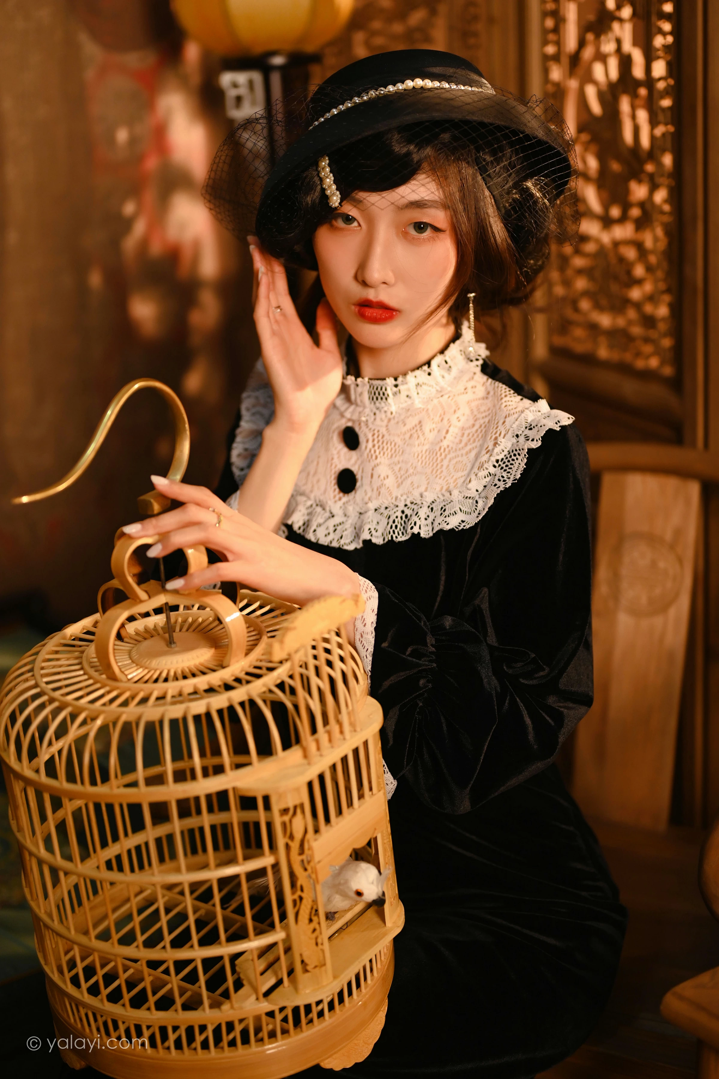 [YALAYI雅拉伊]2022.01.15 莫忘我 佳佳 黑色蕾丝镂空礼服裙性感私房写真集第14张