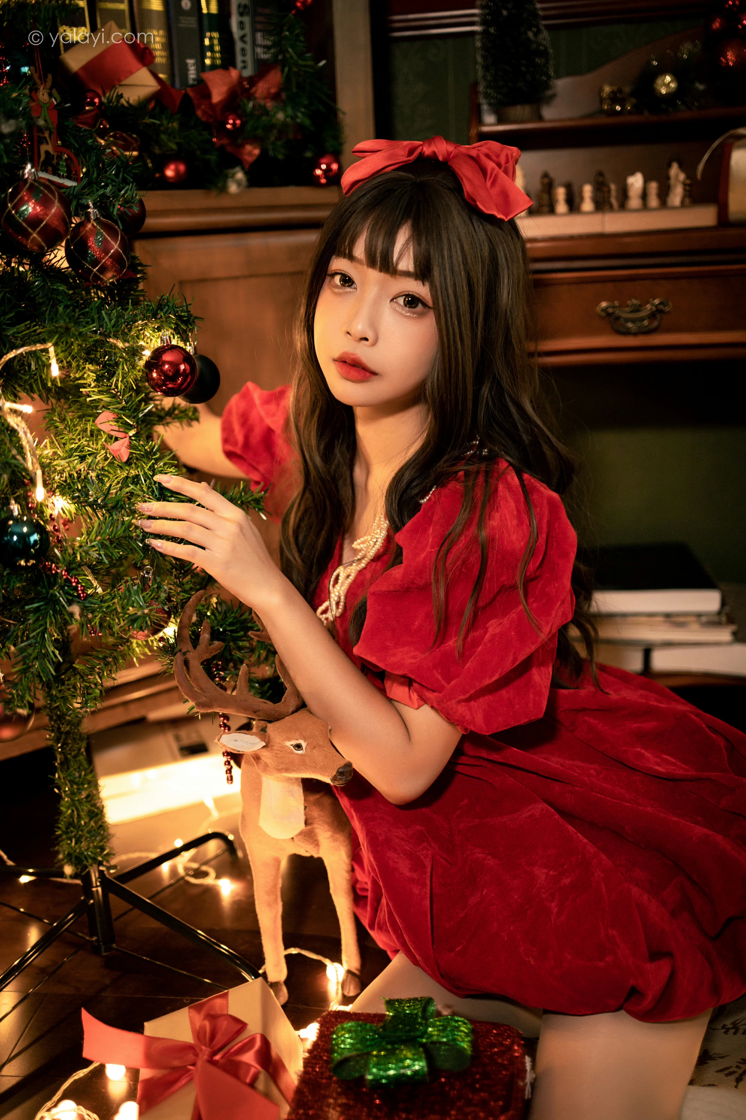 [YALAYI雅拉伊]2021.12.20 快乐圣诞 阿禾 红色休闲连衣裙加白色绵袜居家私房写真集第8张