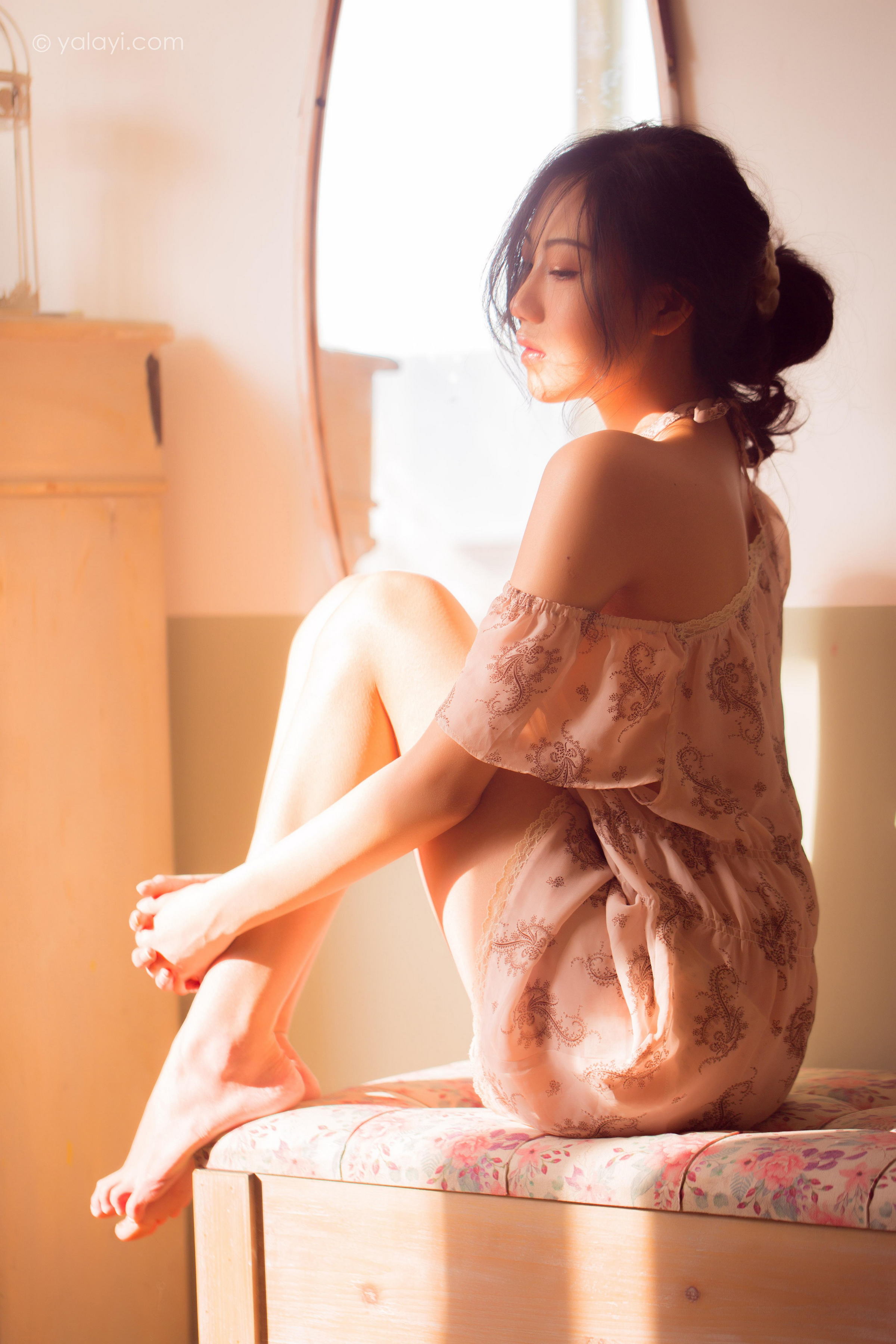 [YALAYI雅拉伊]2022.08.01 暂时的花儿 橘子 白色透视抹胸连衣裙居家性感私房写真集第3张