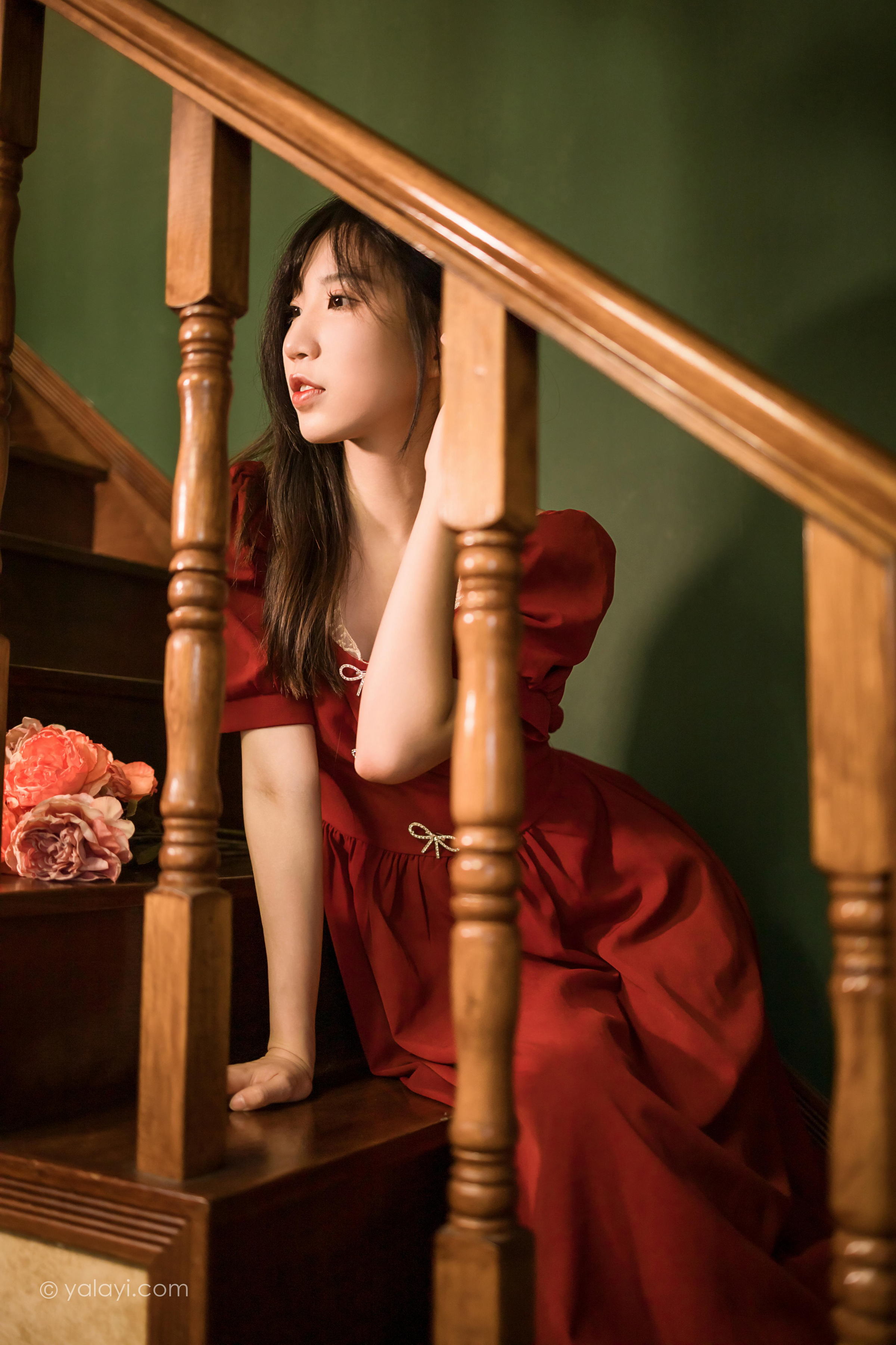 [YALAYI雅拉伊]2022.07.24 永不凋零 小乔 红色短袖连衣裙居家清纯写真集第4张