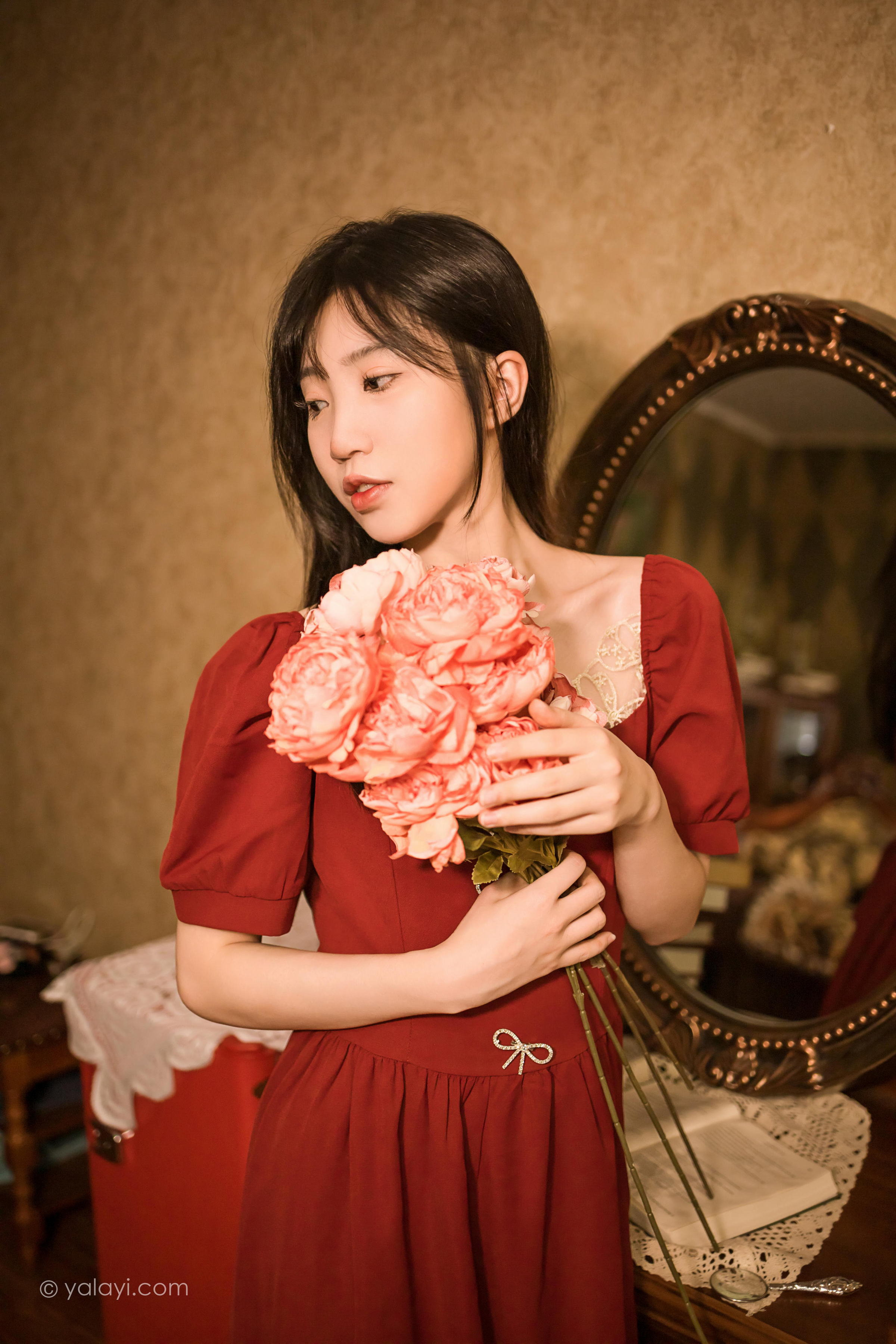[YALAYI雅拉伊]2022.07.24 永不凋零 小乔 红色短袖连衣裙居家清纯写真集第2张