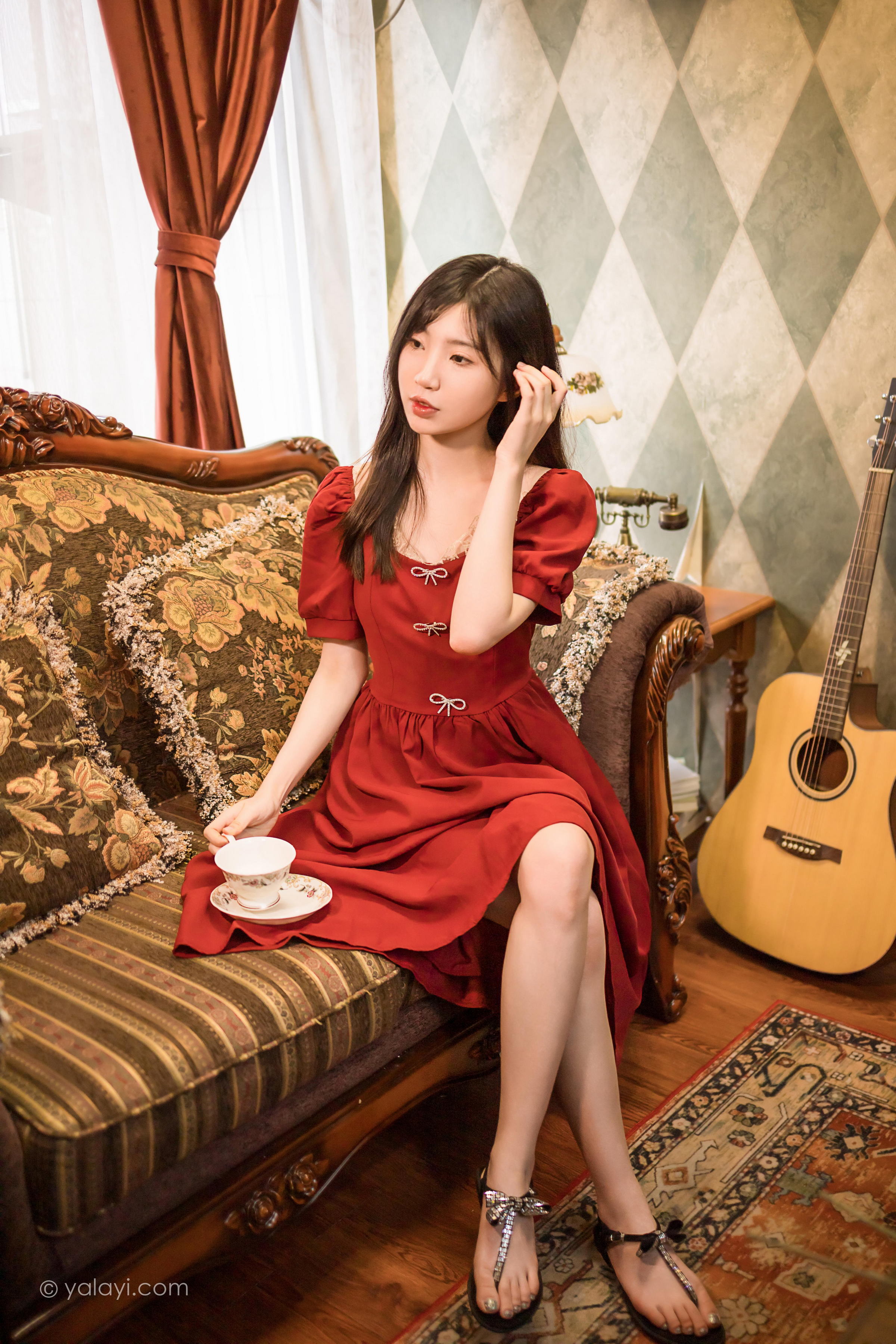 [YALAYI雅拉伊]2022.07.24 永不凋零 小乔 红色短袖连衣裙居家清纯写真集第6张