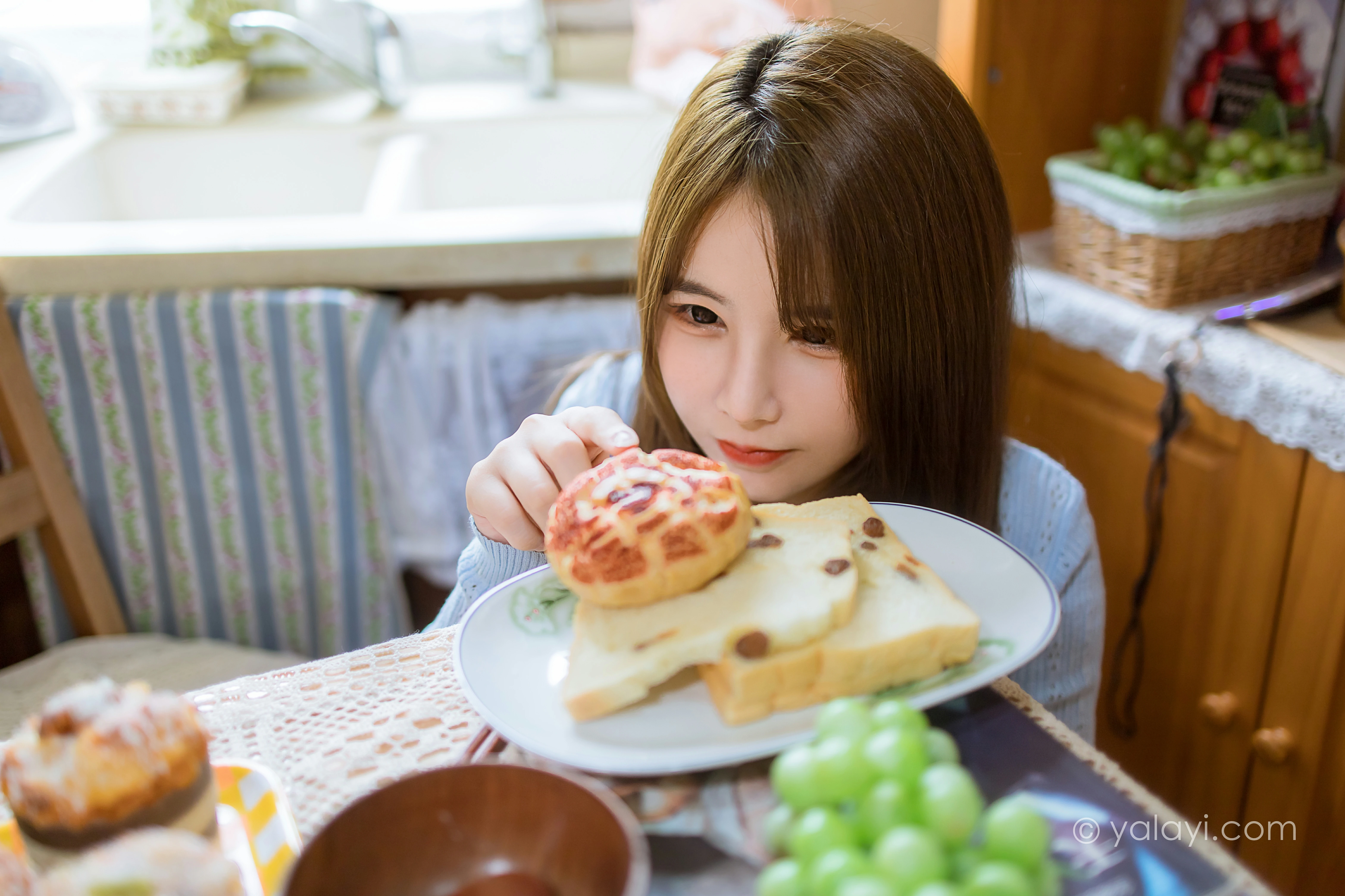 [YALAYI雅拉伊]NO.799 唯有美食不可辜负 钰慧 白色性感小背心加紧身牛仔裤写真集第8张