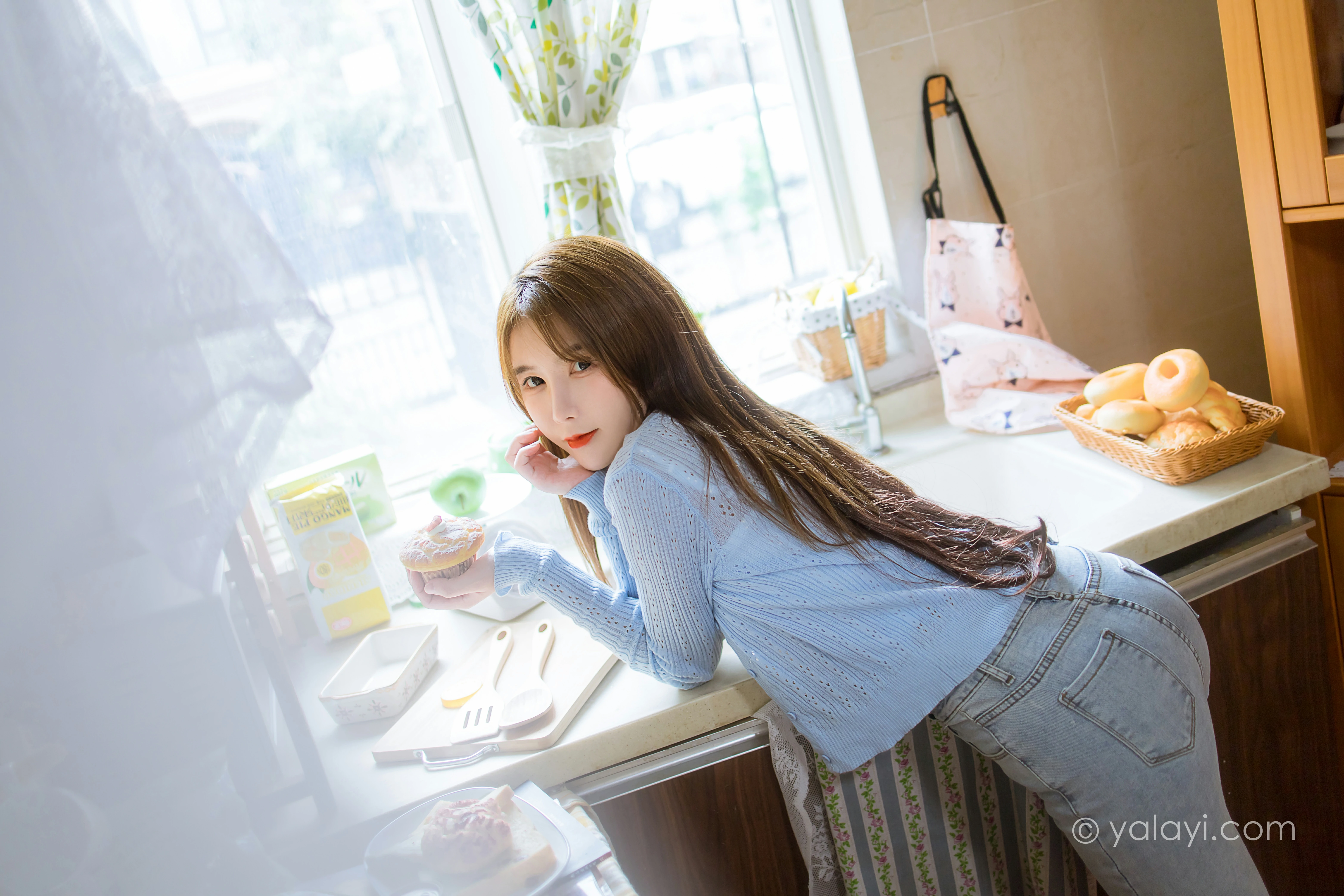 [YALAYI雅拉伊]NO.799 唯有美食不可辜负 钰慧 白色性感小背心加紧身牛仔裤写真集第9张