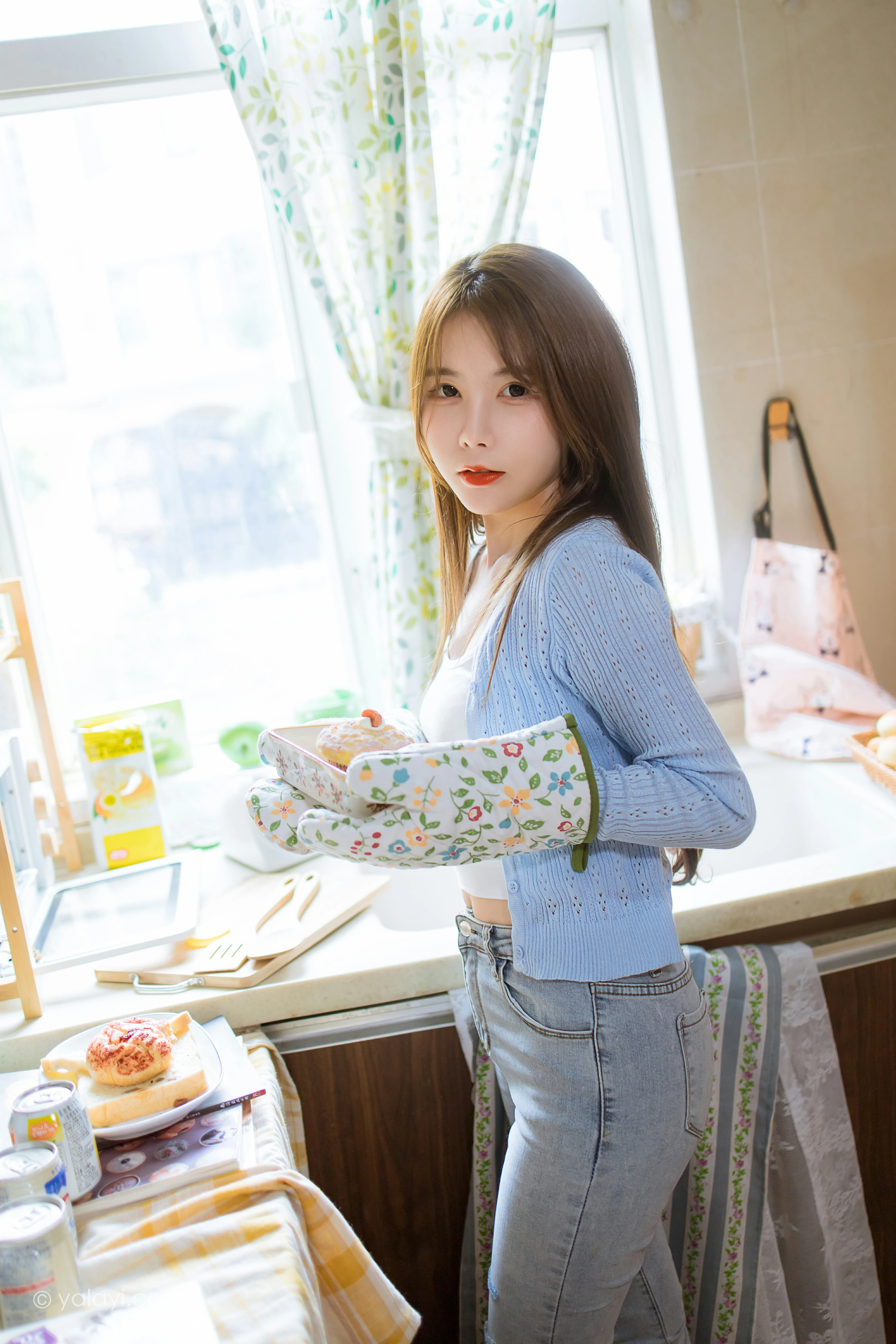 [YALAYI雅拉伊]NO.799 唯有美食不可辜负 钰慧 白色性感小背心加紧身牛仔裤写真集第9张