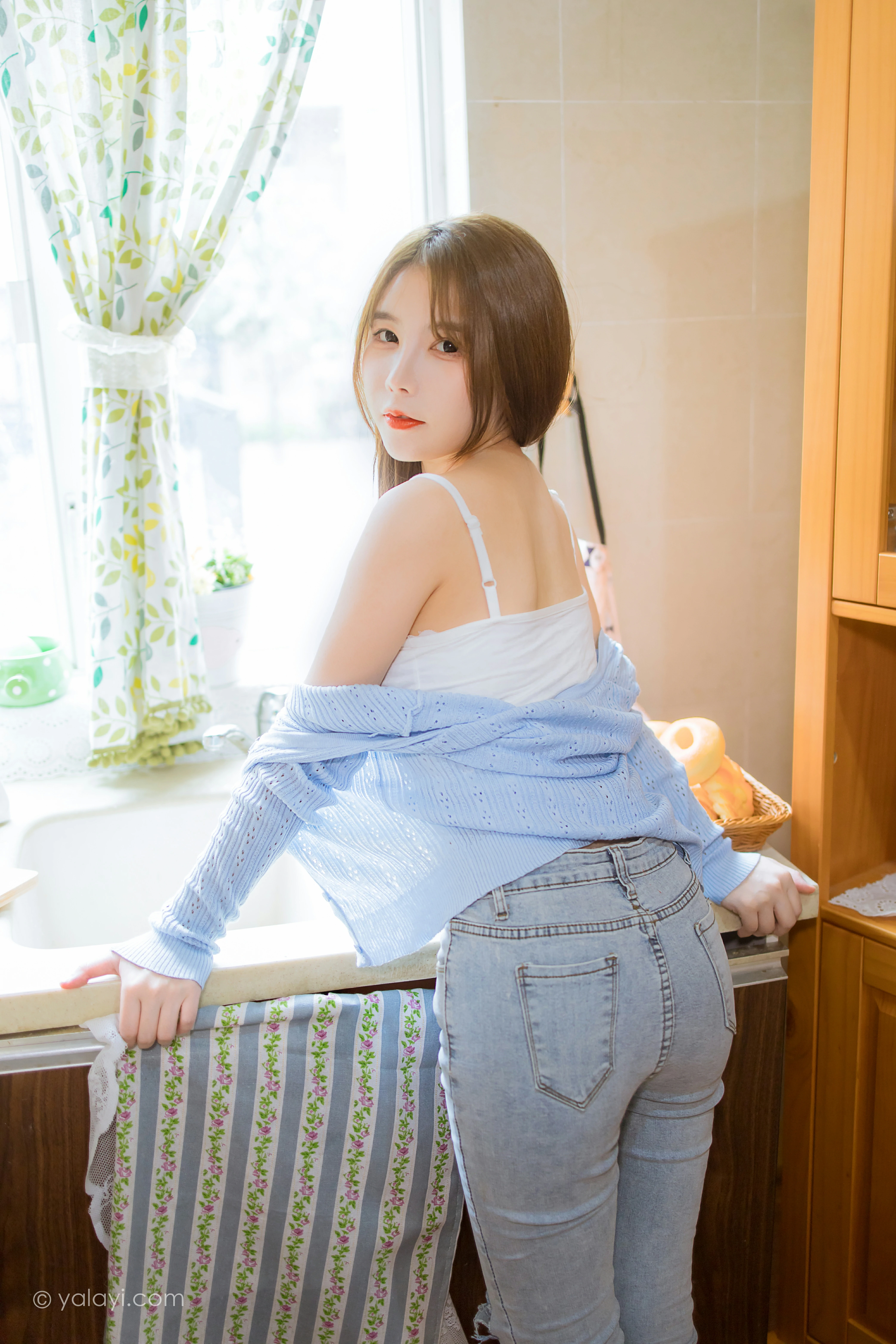 [YALAYI雅拉伊]NO.799 唯有美食不可辜负 钰慧 白色性感小背心加紧身牛仔裤写真集第12张
