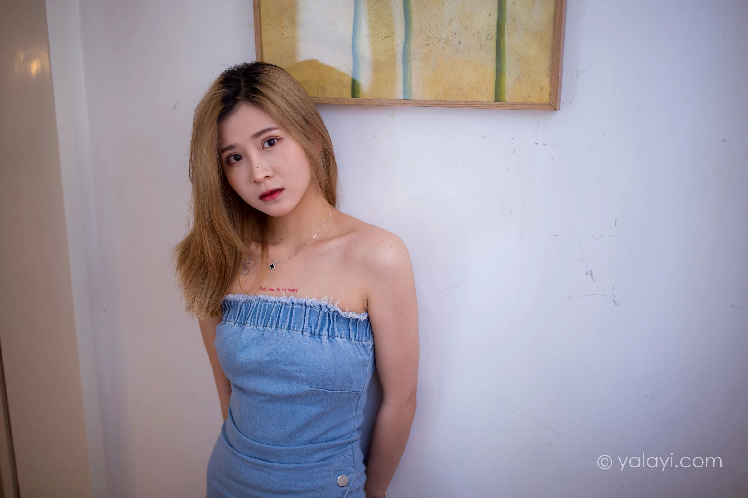 [YALAYI雅拉伊]NO.703 《那时在午后》 梦涵 牛仔抹胸连衣裙居家私房写真集第5张