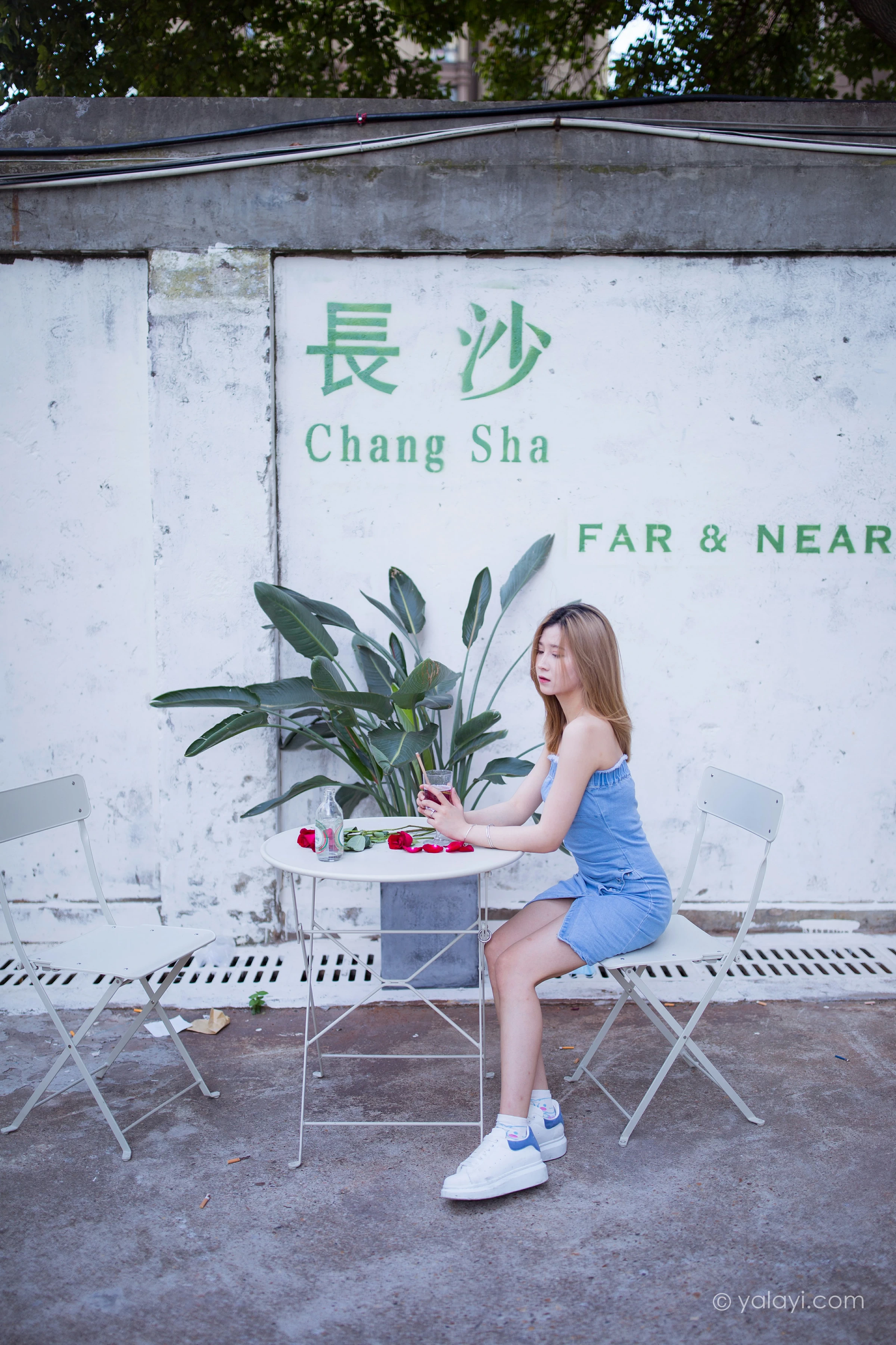 [YALAYI雅拉伊]NO.703 《那时在午后》 梦涵 牛仔抹胸连衣裙居家私房写真集第11张