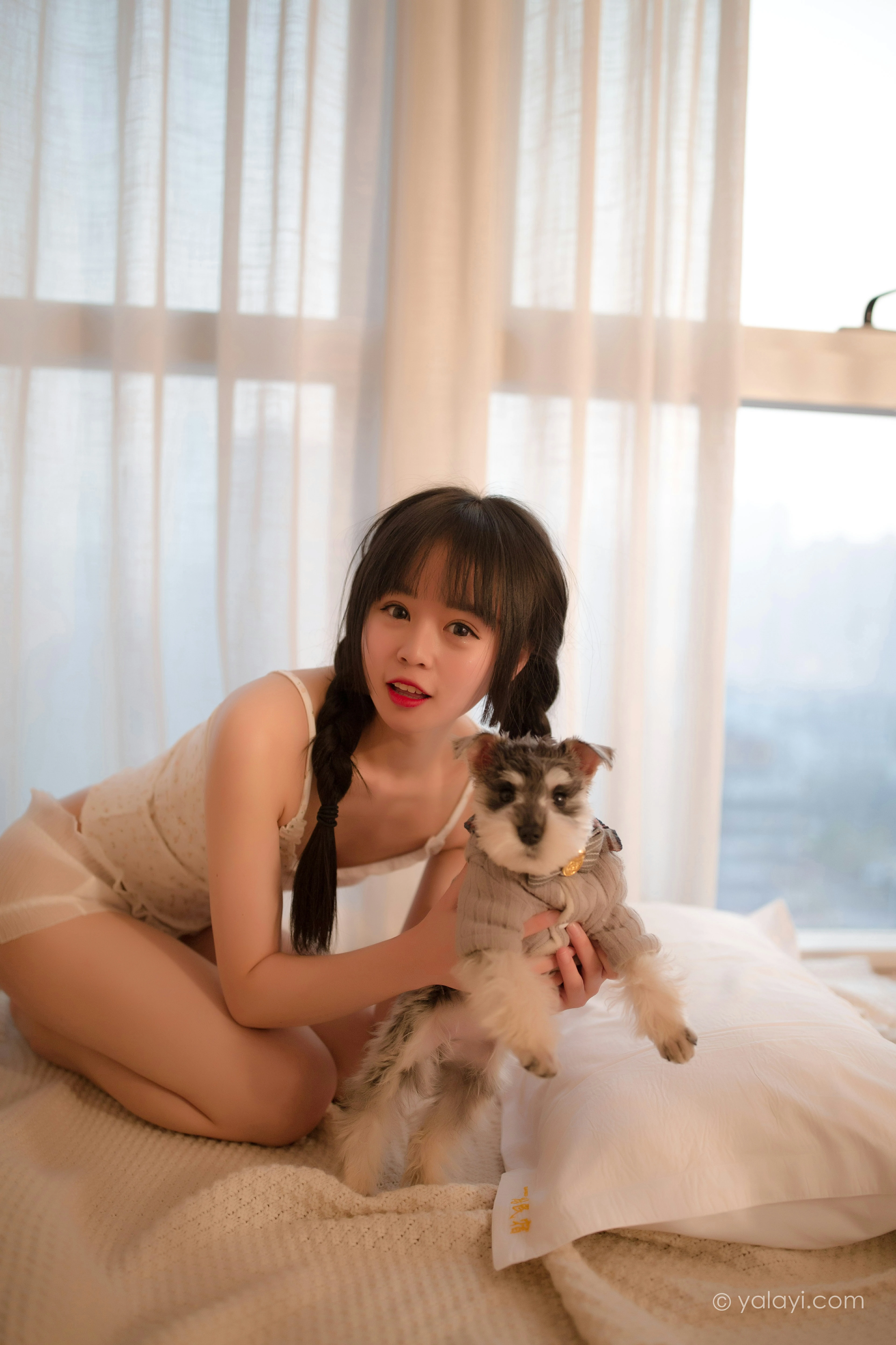 [YALAYI雅拉伊]NO.755 零零后少女 小乖 性感小背心与白色浴袍私房写真集第6张