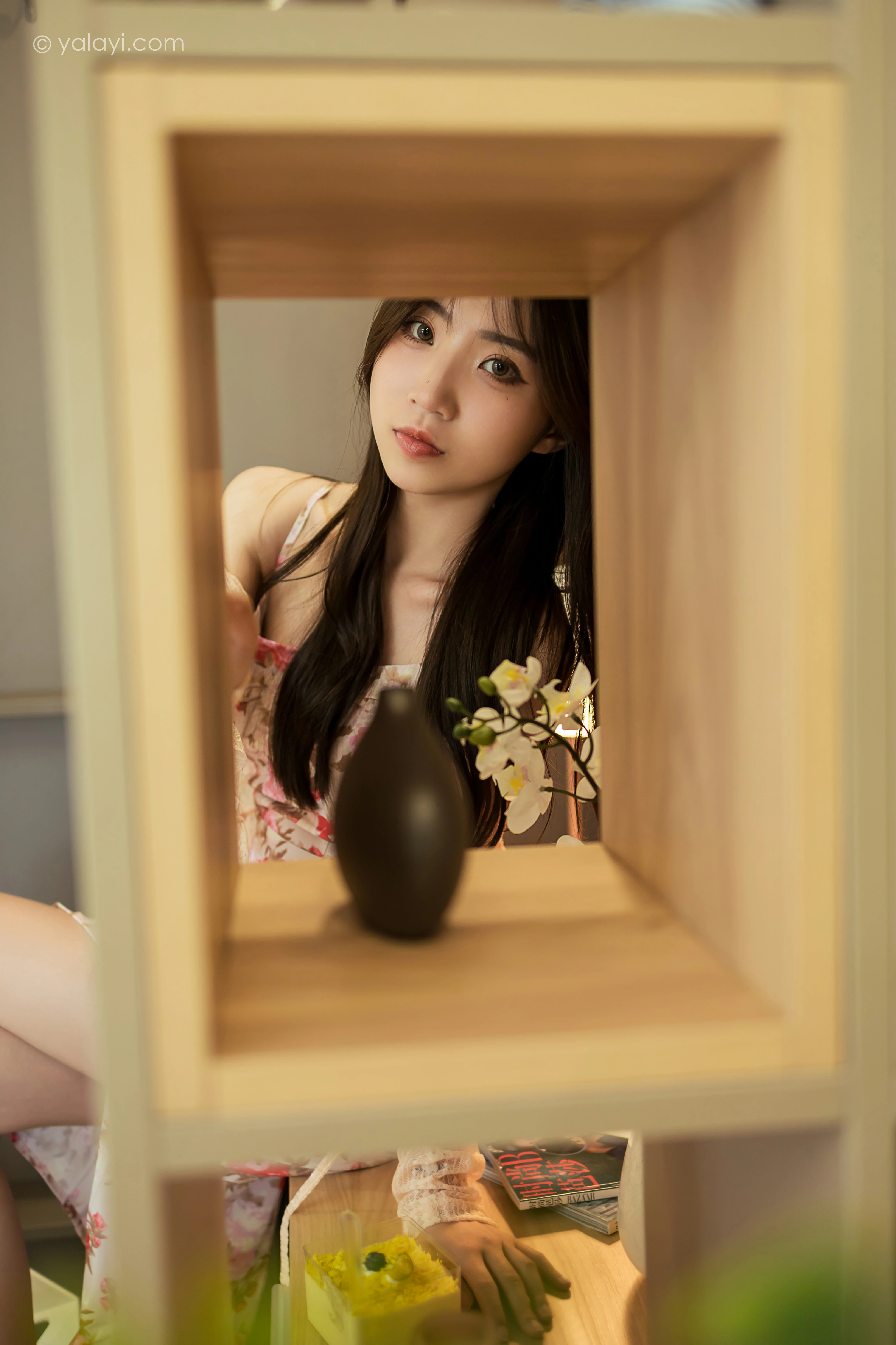 [YALAYI雅拉伊]NO.800 下午茶 小乔 白色镂空外套与粉色吊带连衣裙居家写真集第6张