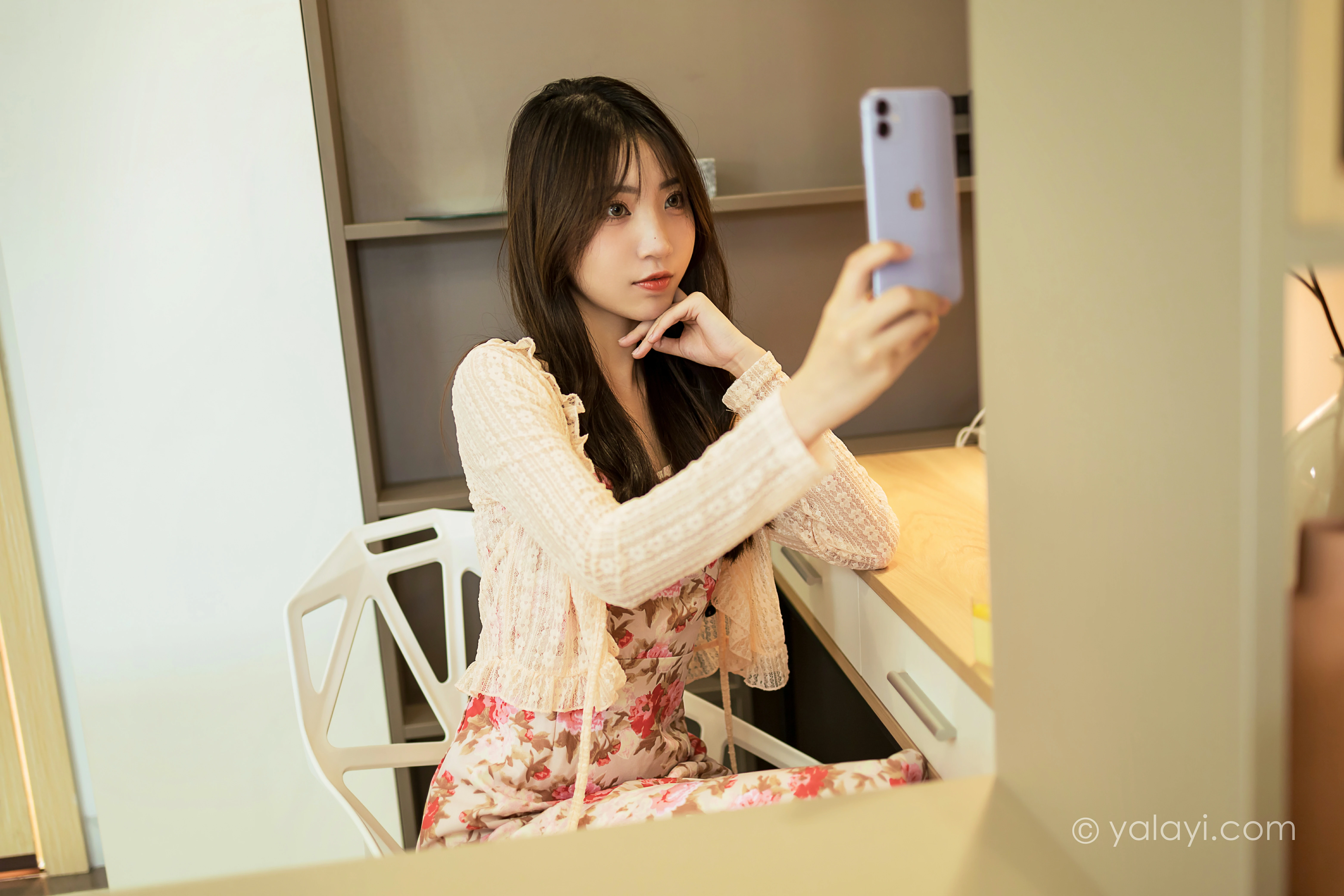 [YALAYI雅拉伊]NO.800 下午茶 小乔 白色镂空外套与粉色吊带连衣裙居家写真集第8张