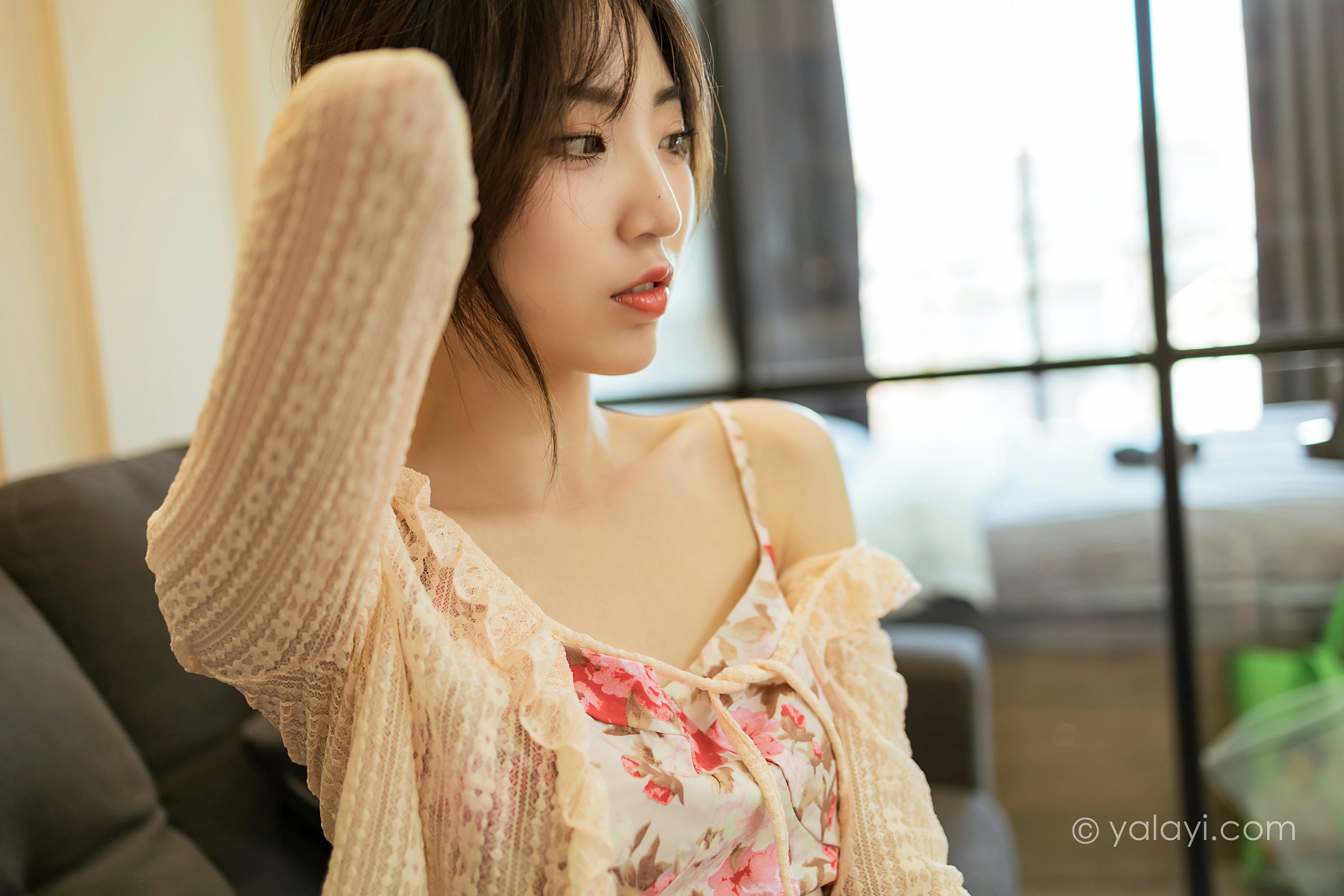 [YALAYI雅拉伊]NO.800 下午茶 小乔 白色镂空外套与粉色吊带连衣裙居家写真集第12张