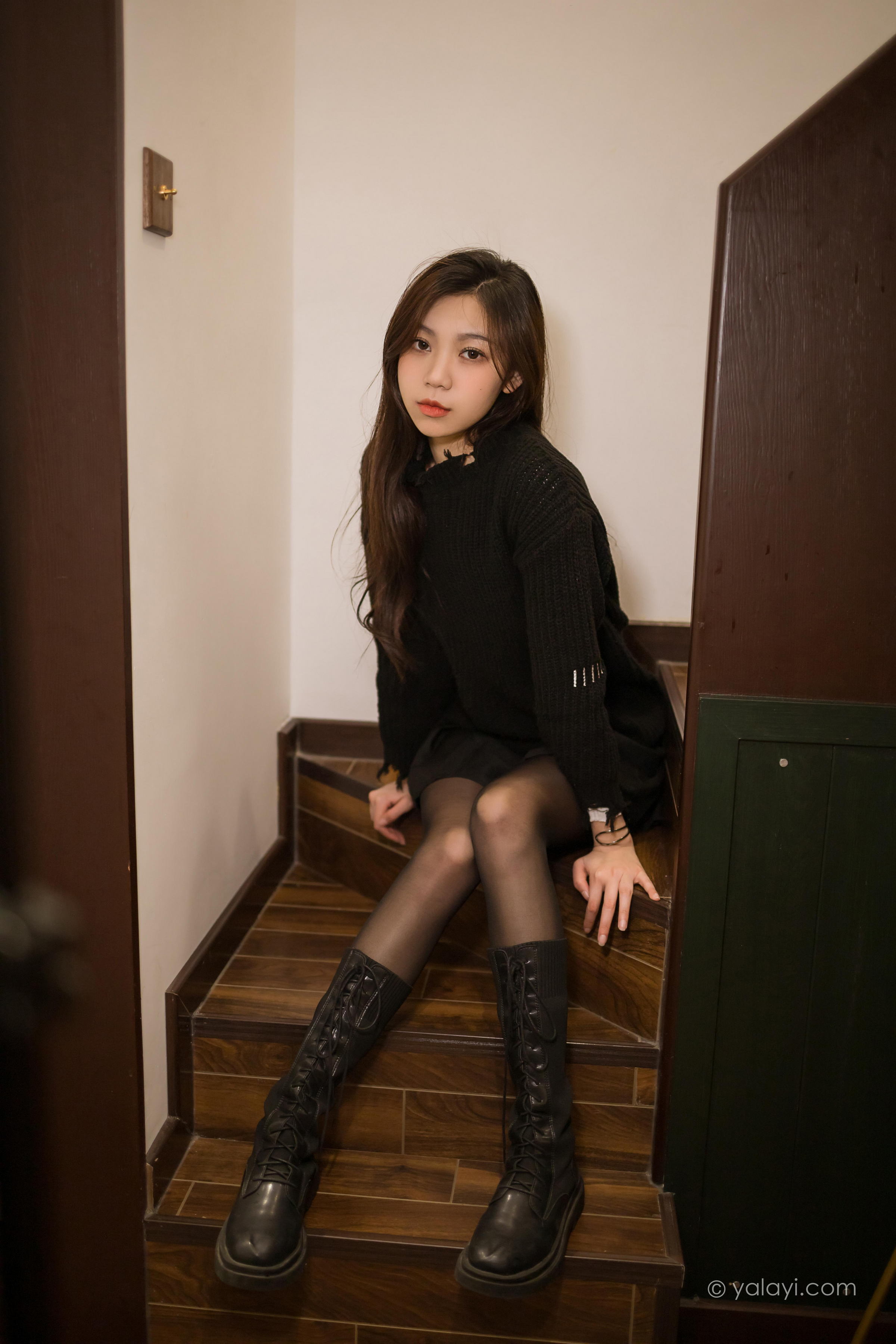 [YALAYI雅拉伊]2022.04.12 成长 梓瑶 黑色毛衣与短裙加黑丝美腿性感私房写真集第10张