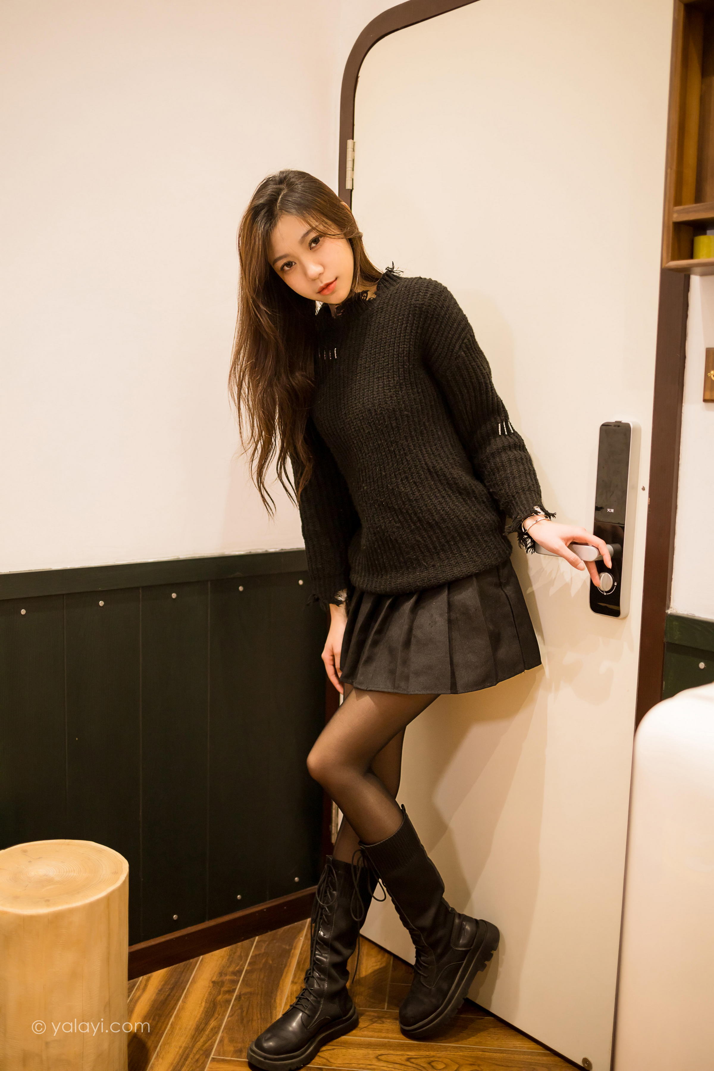[YALAYI雅拉伊]2022.04.12 成长 梓瑶 黑色毛衣与短裙加黑丝美腿性感私房写真集第9张