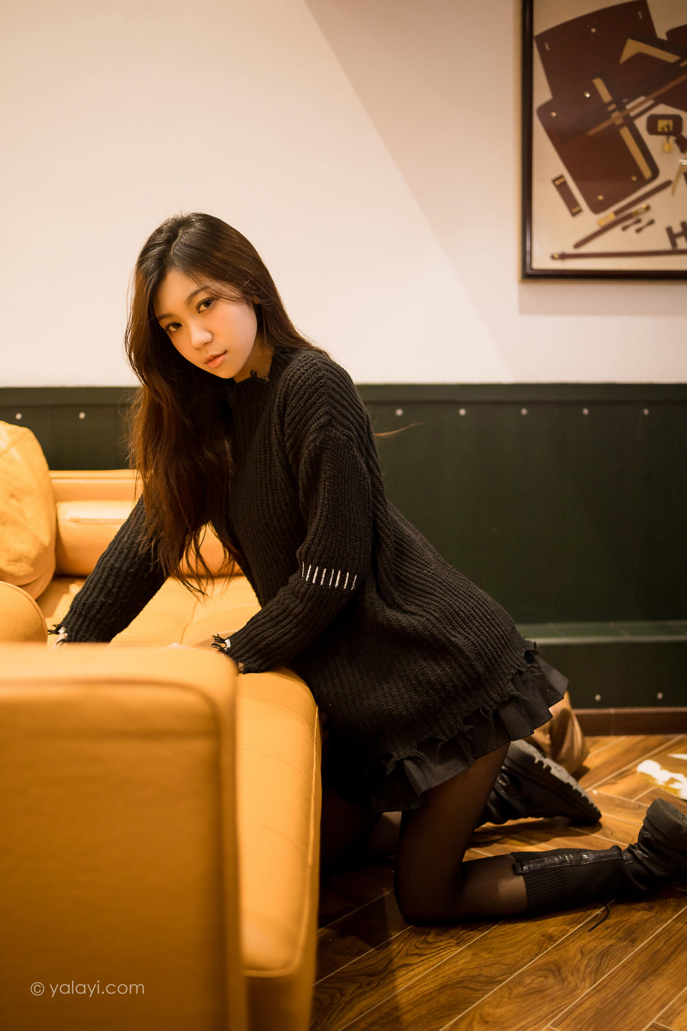 [YALAYI雅拉伊]2022.04.12 成长 梓瑶 黑色毛衣与短裙加黑丝美腿性感私房写真集第3张