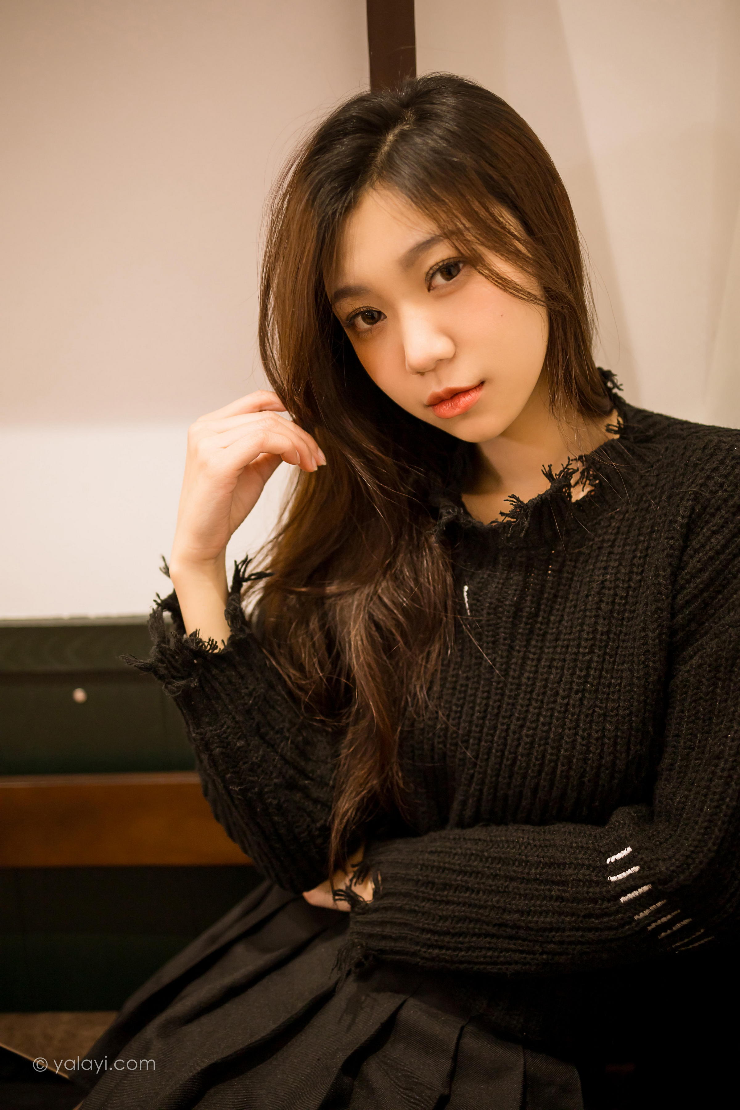 [YALAYI雅拉伊]2022.04.12 成长 梓瑶 黑色毛衣与短裙加黑丝美腿性感私房写真集第6张