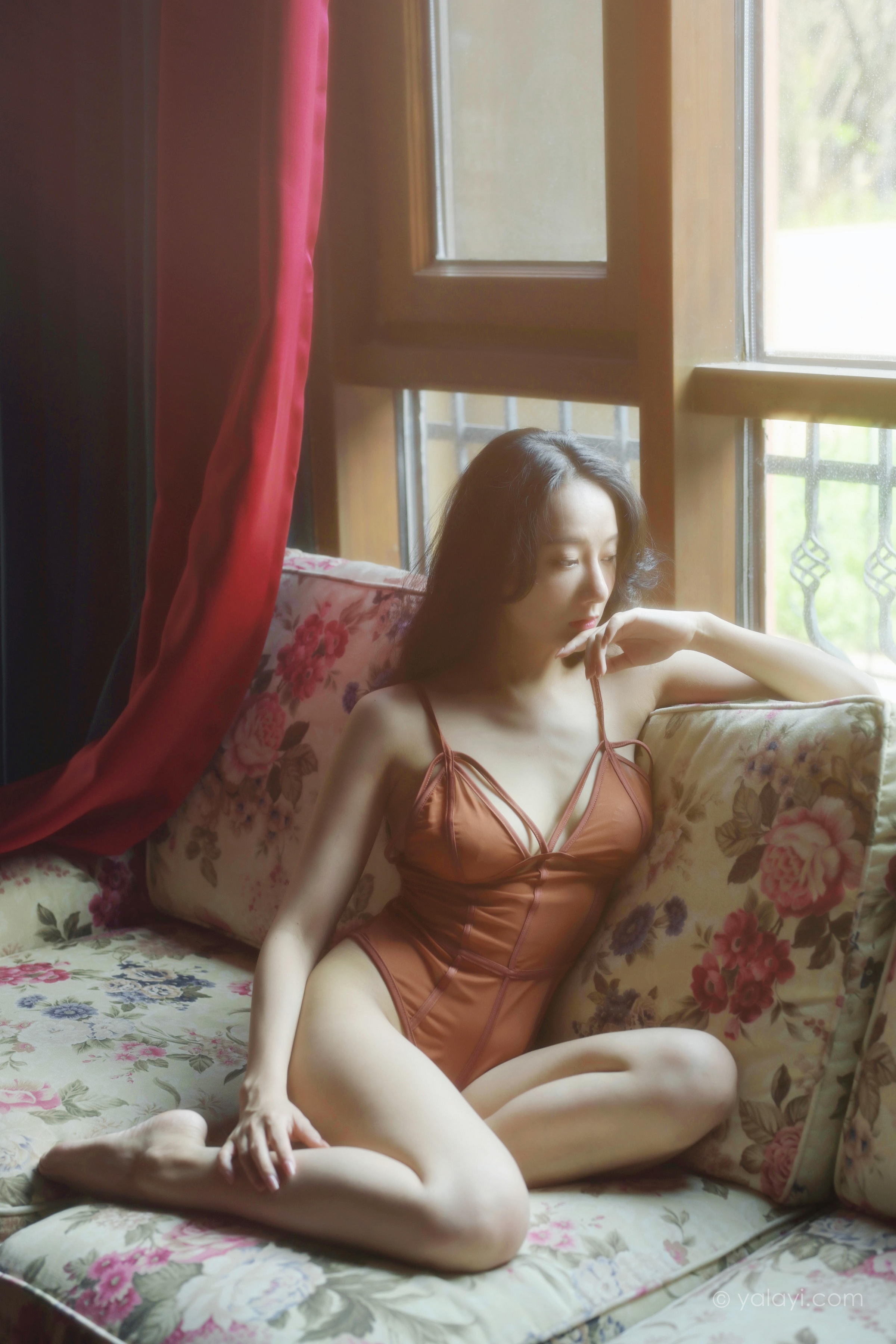 [YALAYI雅拉伊]2022.07.26 忆往昔 何嘉颖 橙色吊带连体内衣性感私房写真集第9张