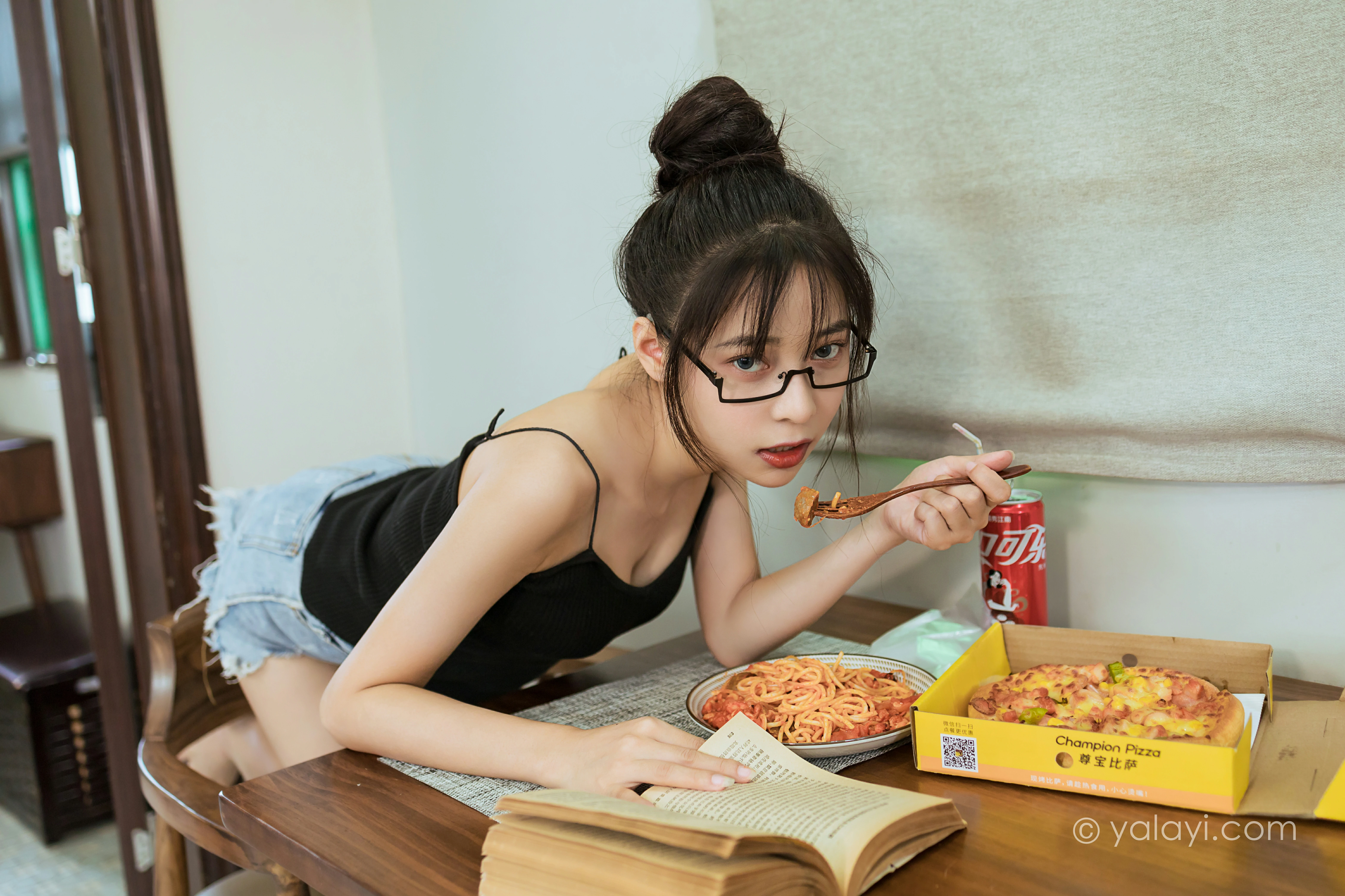 [YALAYI雅拉伊]NO.836 日常 诗咏 黑色性感小背心加牛仔热裤清纯可爱写真集第4张