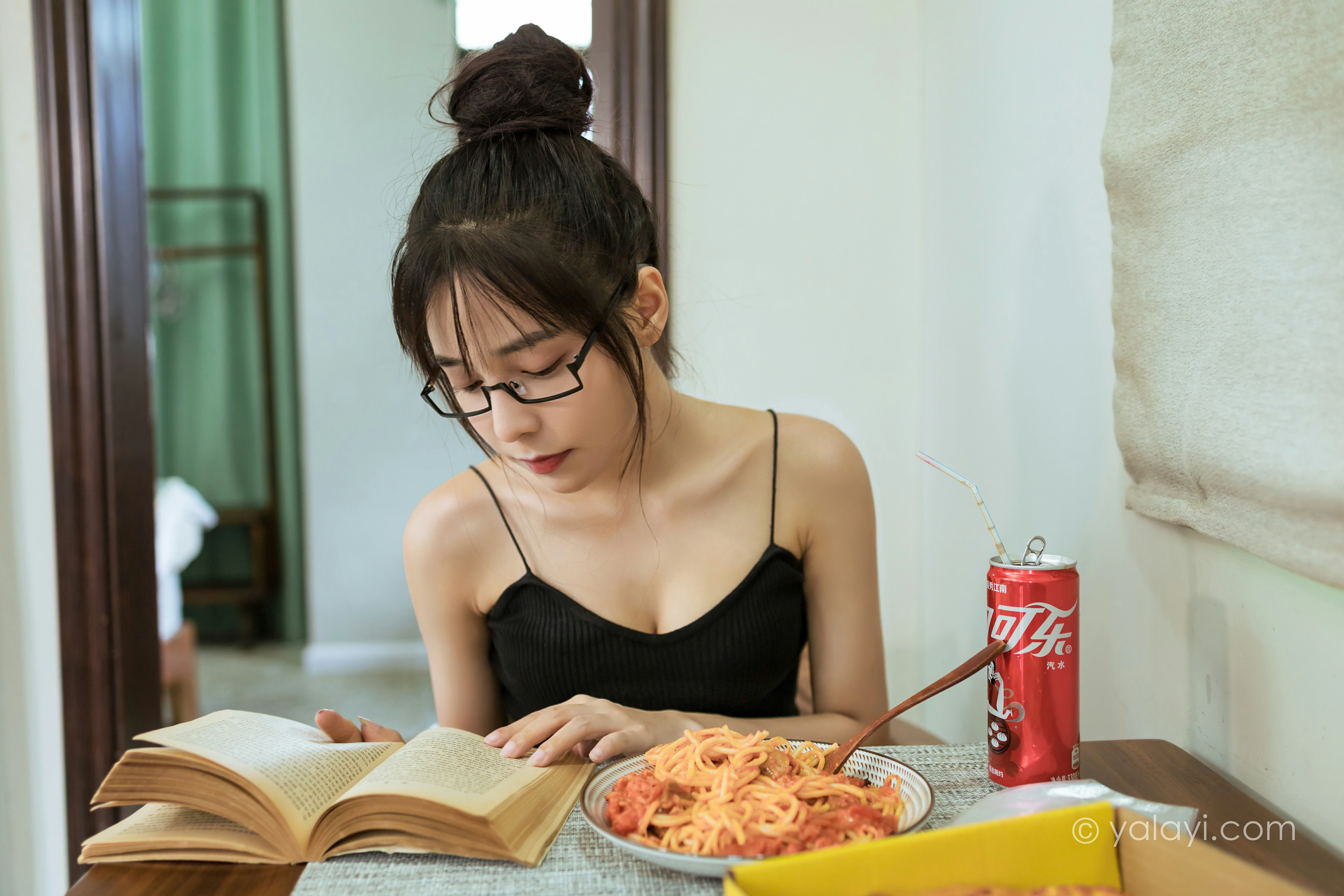 [YALAYI雅拉伊]NO.836 日常 诗咏 黑色性感小背心加牛仔热裤清纯可爱写真集第3张