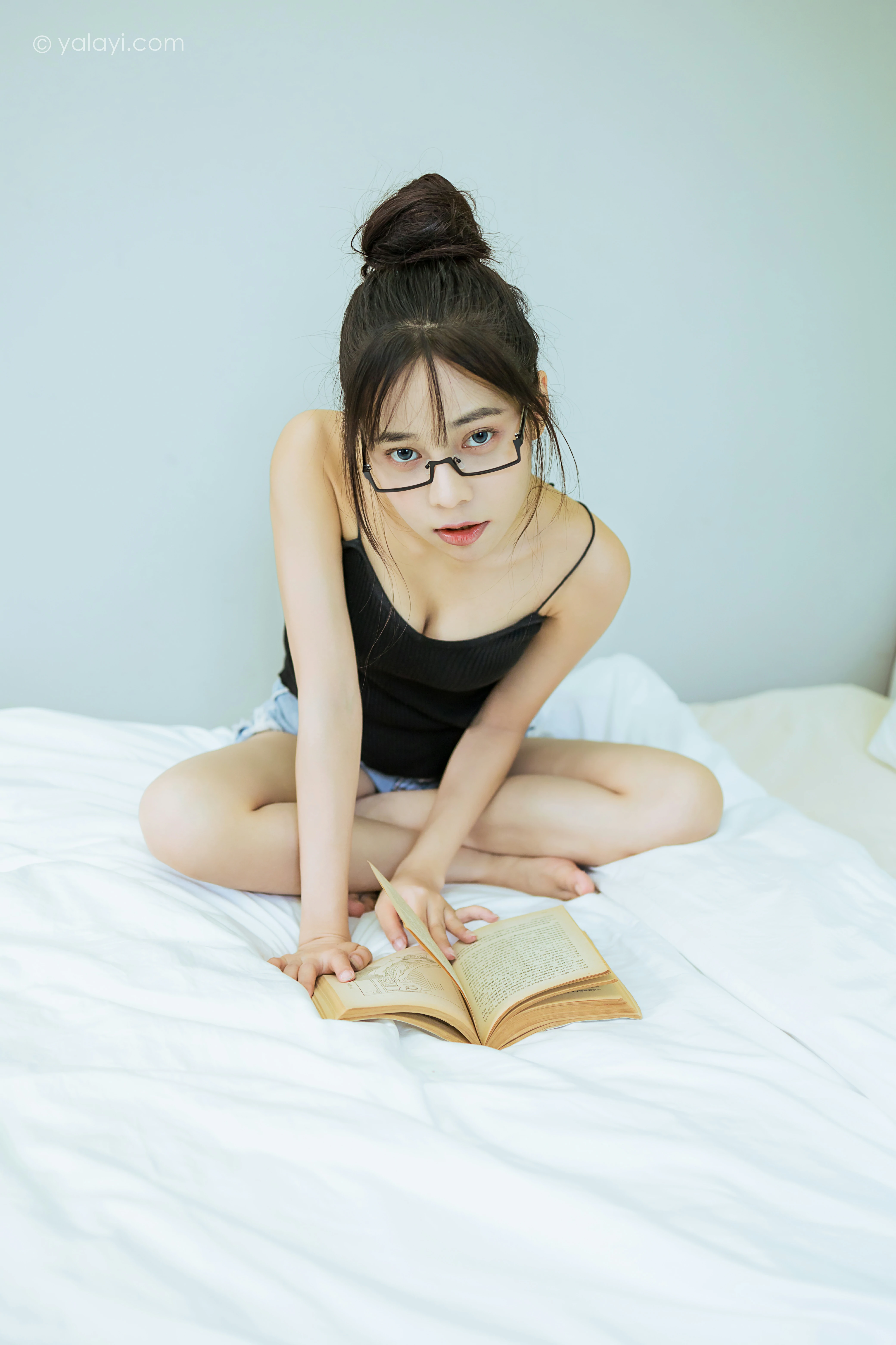 [YALAYI雅拉伊]NO.836 日常 诗咏 黑色性感小背心加牛仔热裤清纯可爱写真集第9张