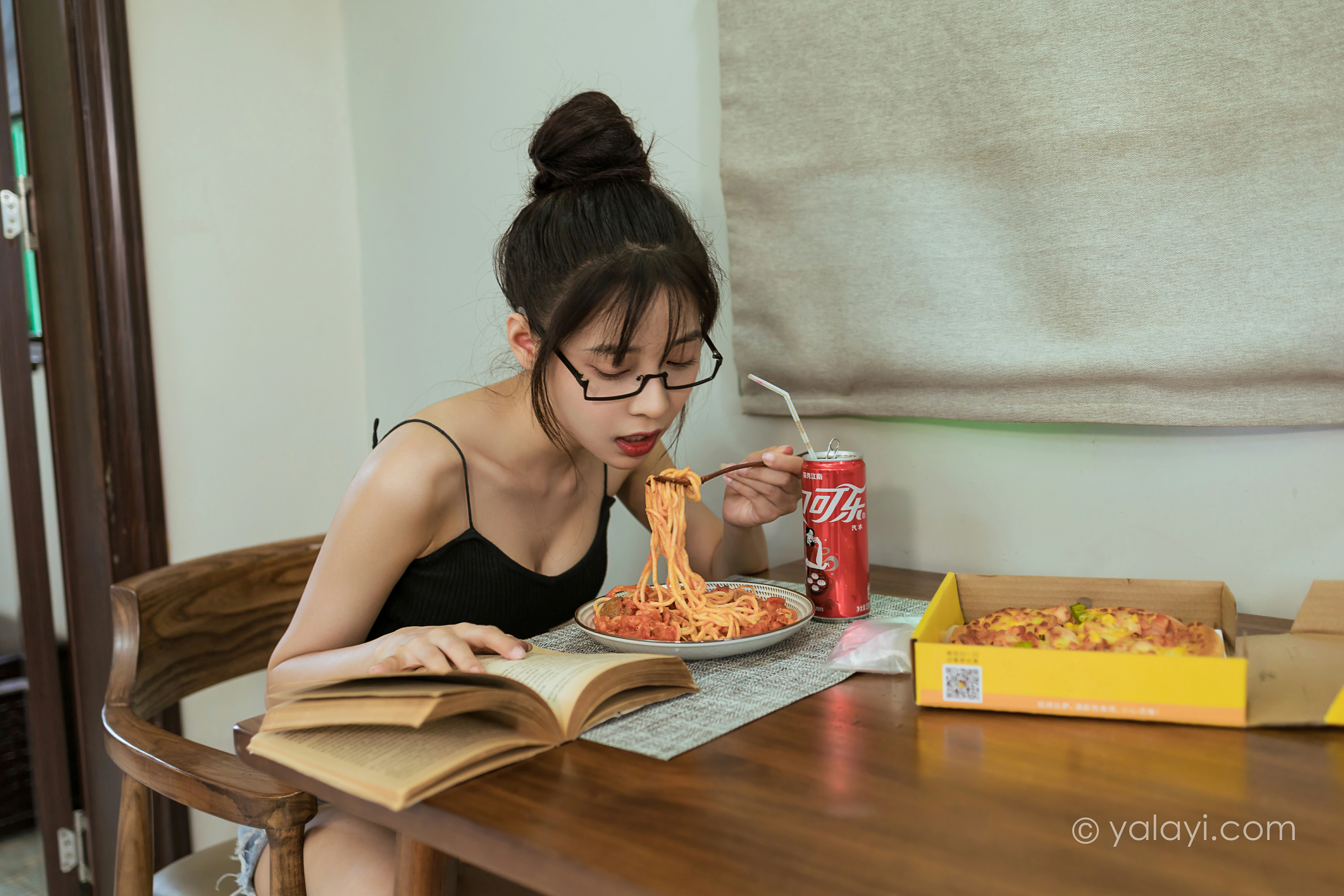 [YALAYI雅拉伊]NO.836 日常 诗咏 黑色性感小背心加牛仔热裤清纯可爱写真集第2张