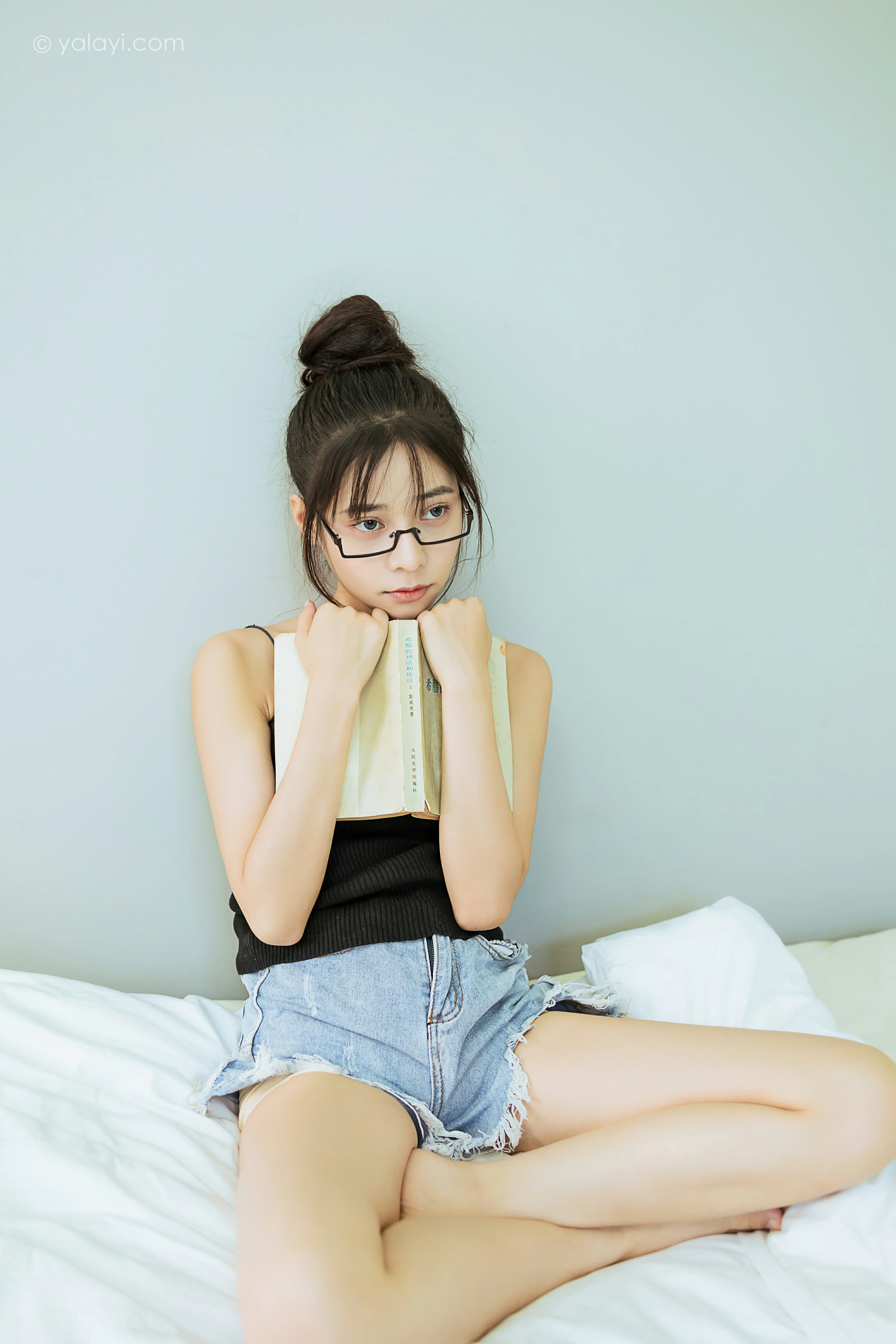 [YALAYI雅拉伊]NO.836 日常 诗咏 黑色性感小背心加牛仔热裤清纯可爱写真集第9张