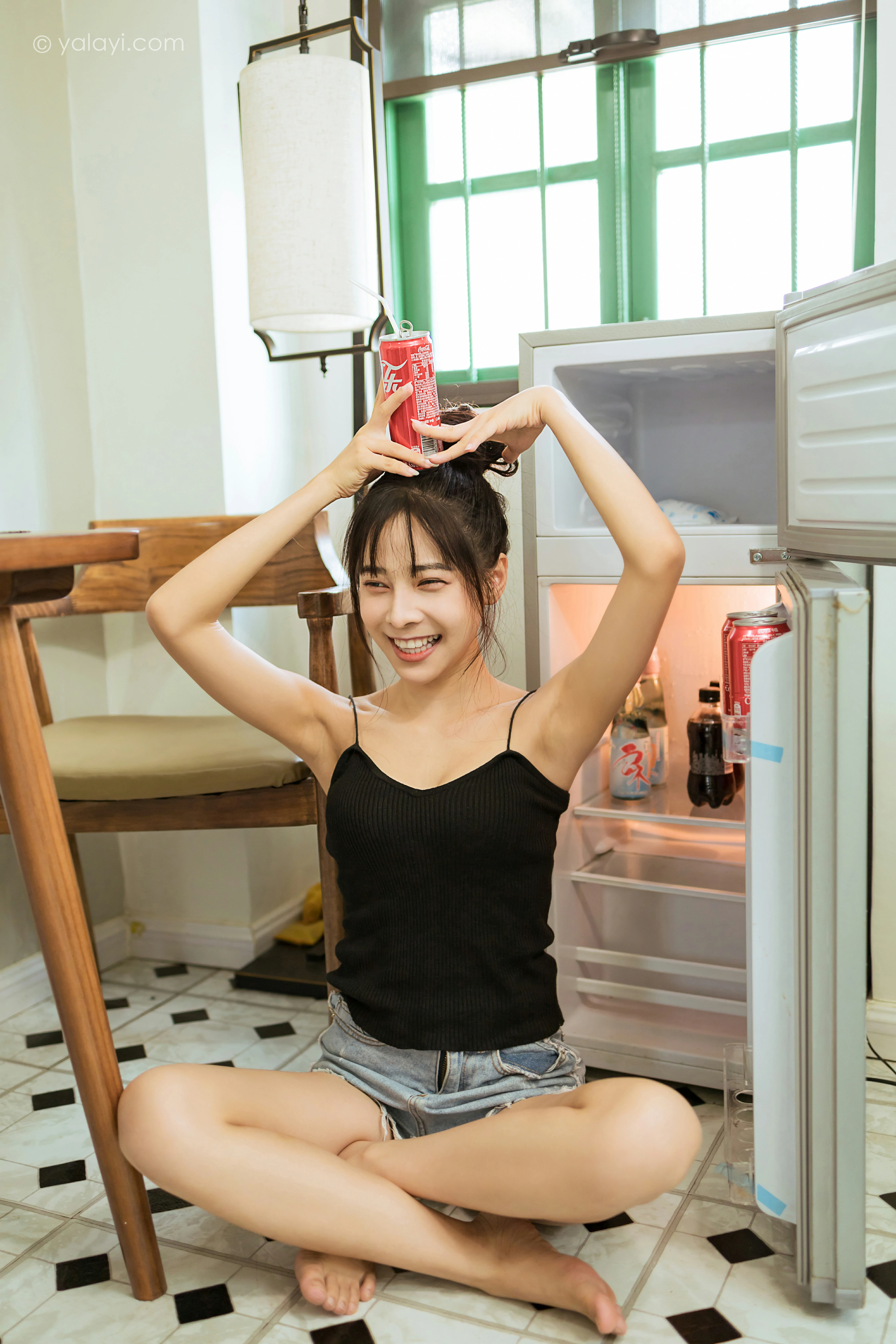 [YALAYI雅拉伊]NO.836 日常 诗咏 黑色性感小背心加牛仔热裤清纯可爱写真集第12张