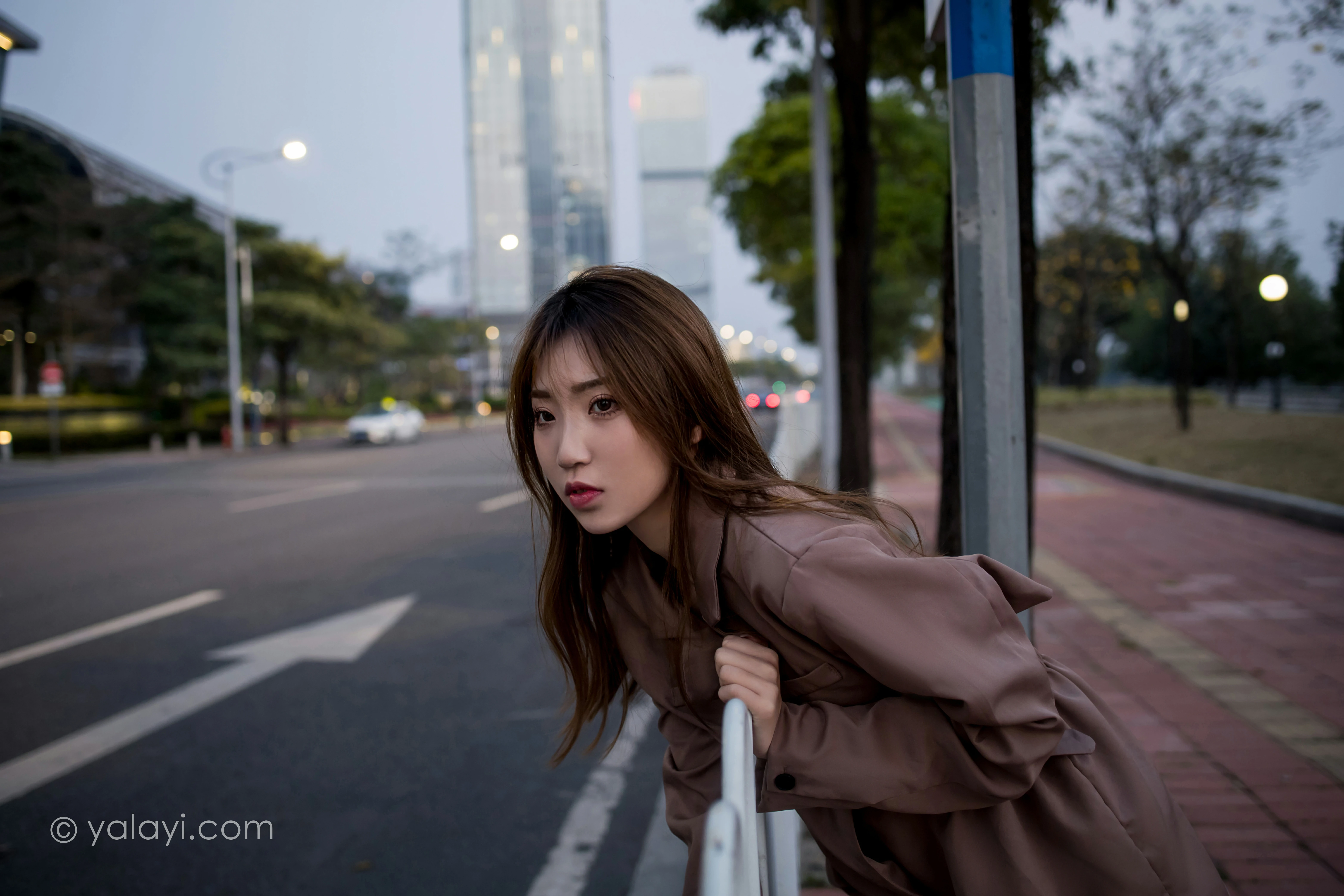 [YALAYI雅拉伊]NO.773 驶出伤城 小乔 粉色连身风衣加黑色情趣渔网袜性感写真集第9张