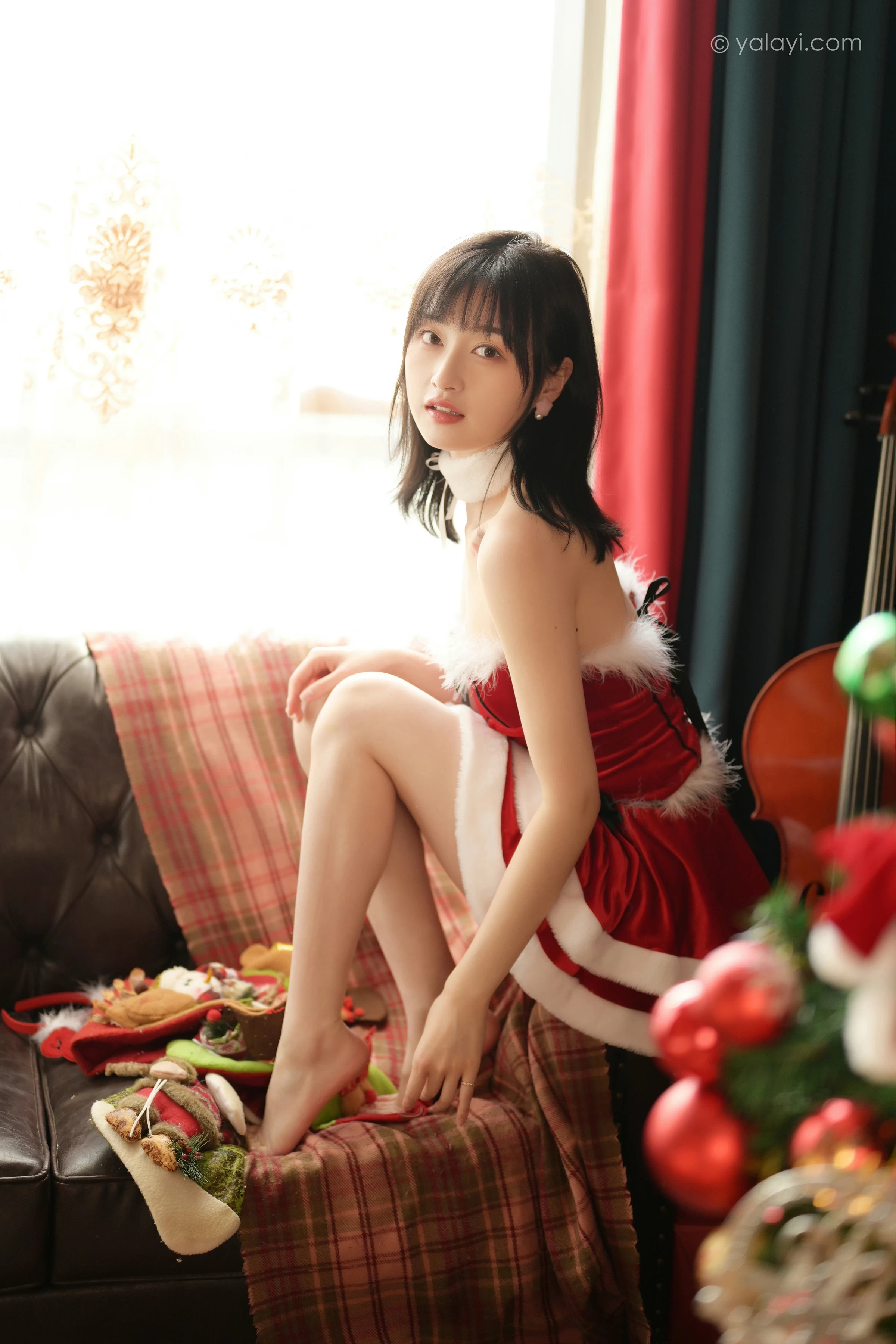 [YALAYI雅拉伊]2021.12.25 平平安安 京京 红色抹胸圣诞女郎制服裙性感私房写真集第7张