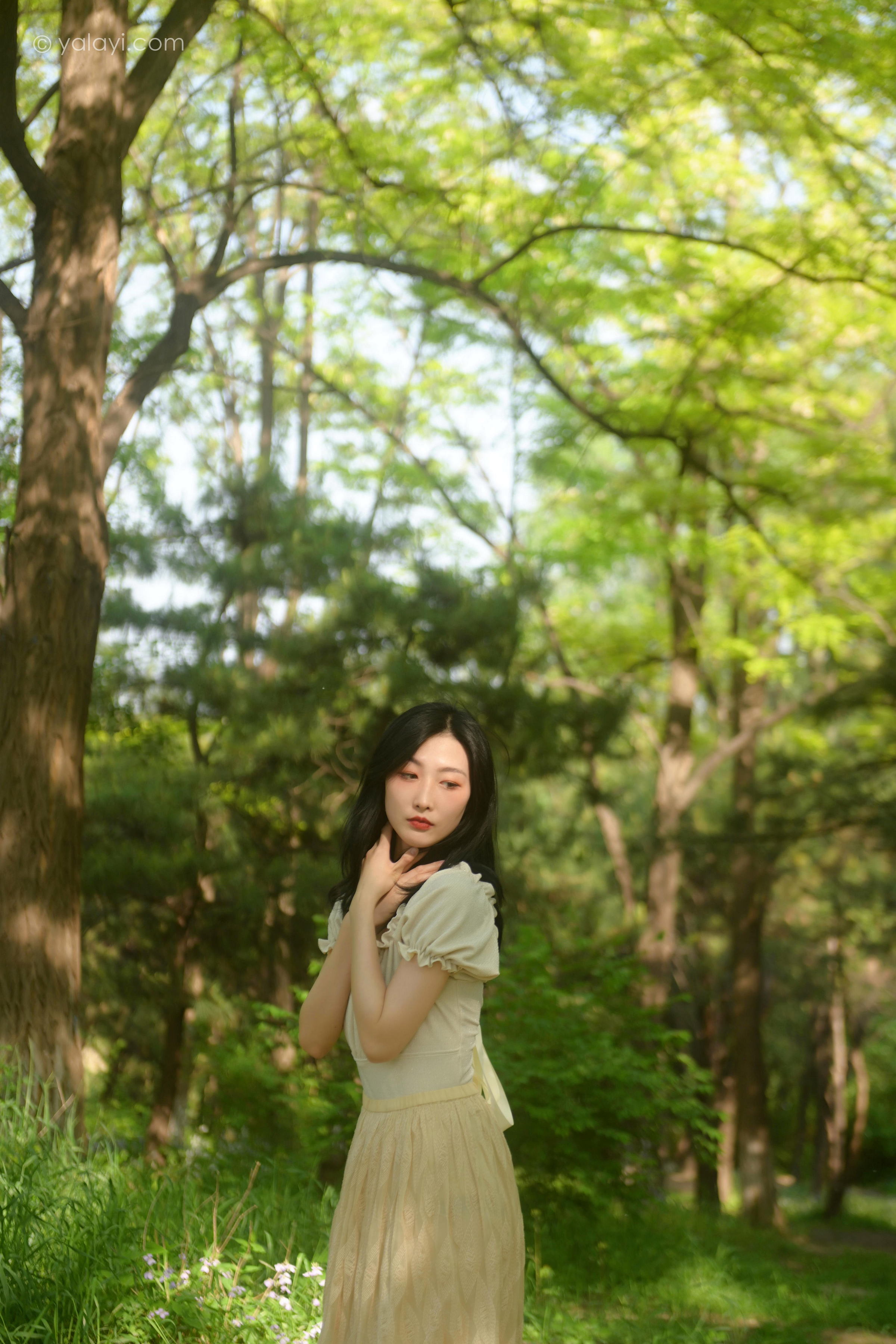 [YALAYI雅拉伊]2022.06.15 气息 佳佳 白色裸背短袖加黄色长裙清纯写真集第5张