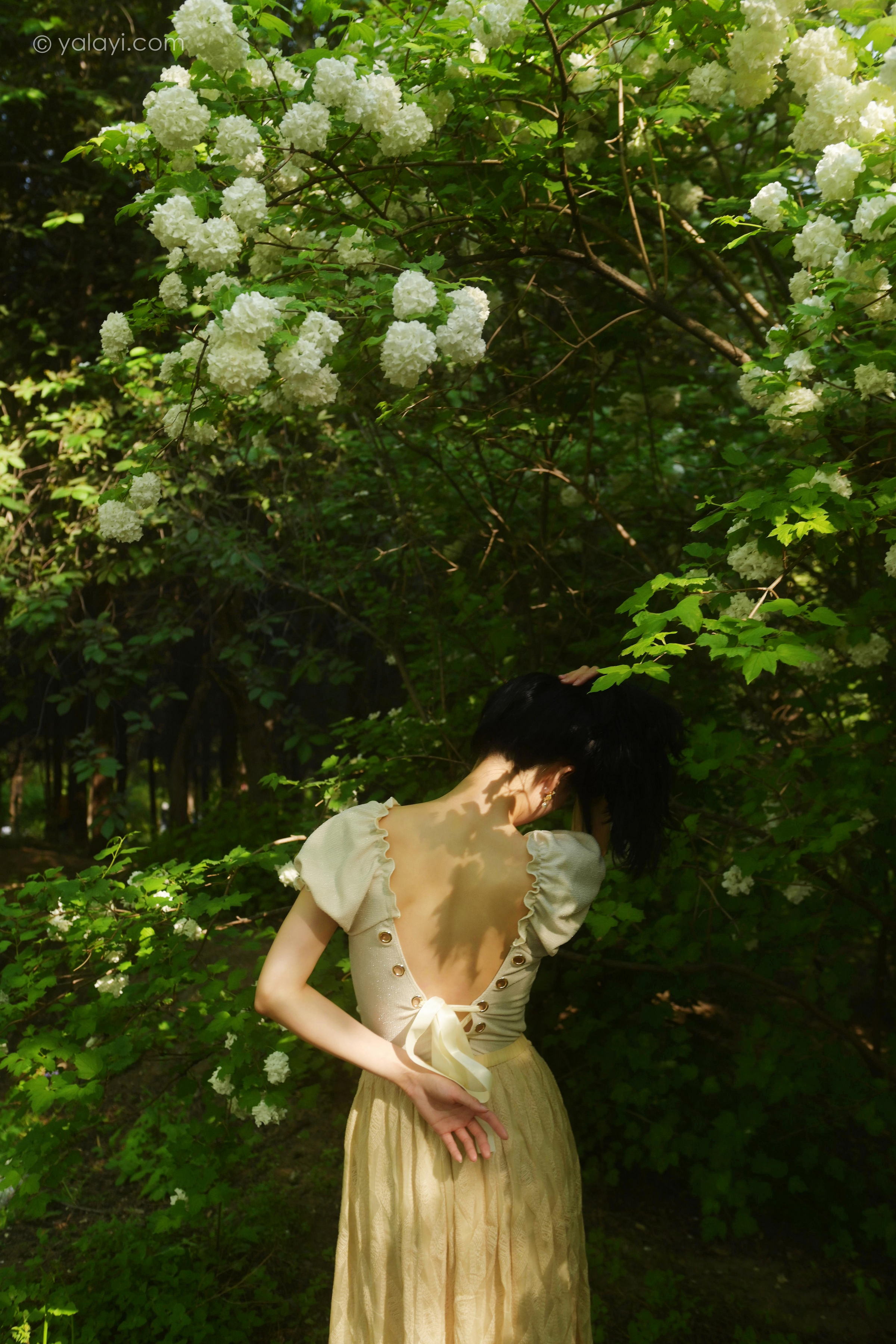 [YALAYI雅拉伊]2022.06.15 气息 佳佳 白色裸背短袖加黄色长裙清纯写真集第6张