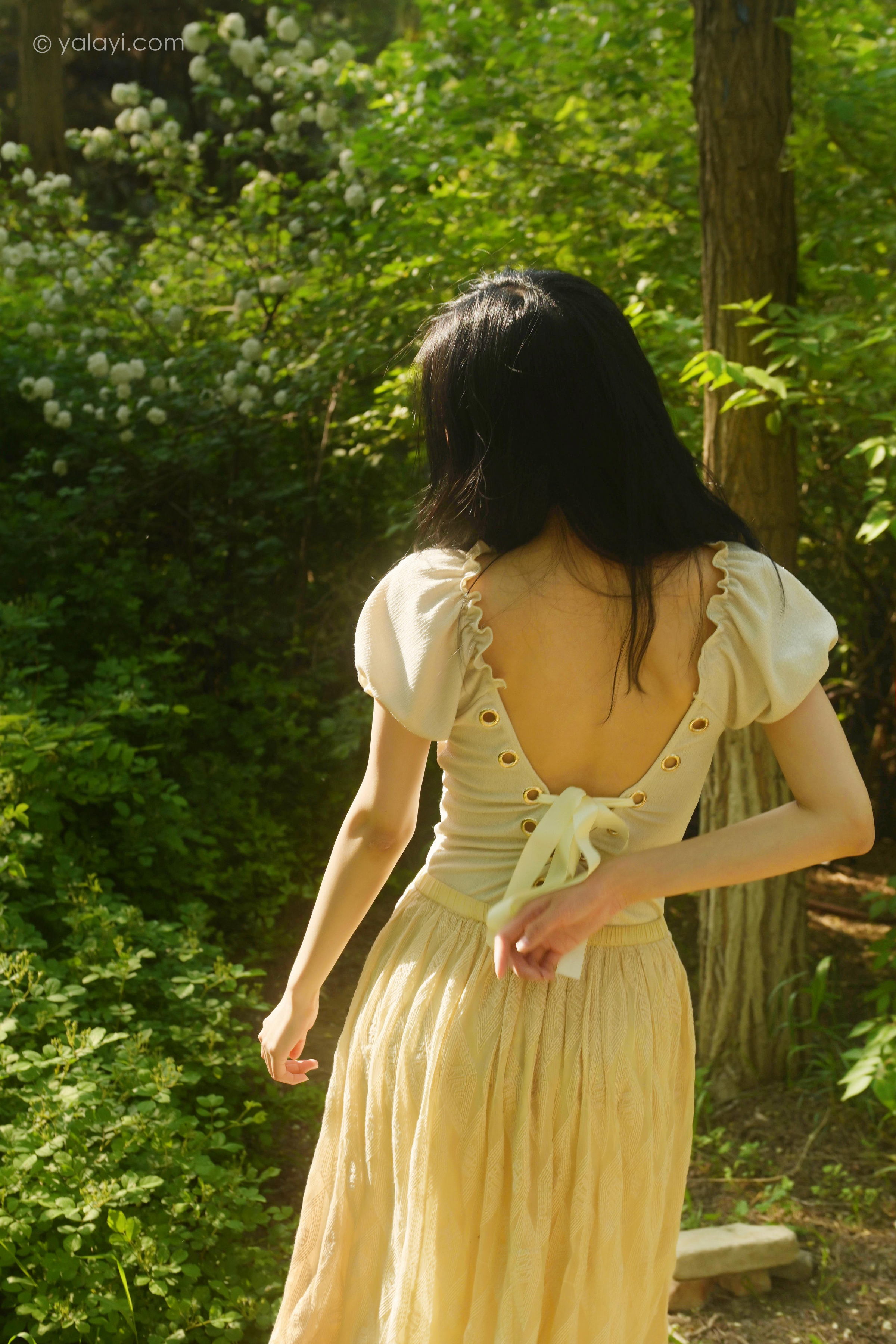 [YALAYI雅拉伊]2022.06.15 气息 佳佳 白色裸背短袖加黄色长裙清纯写真集第12张