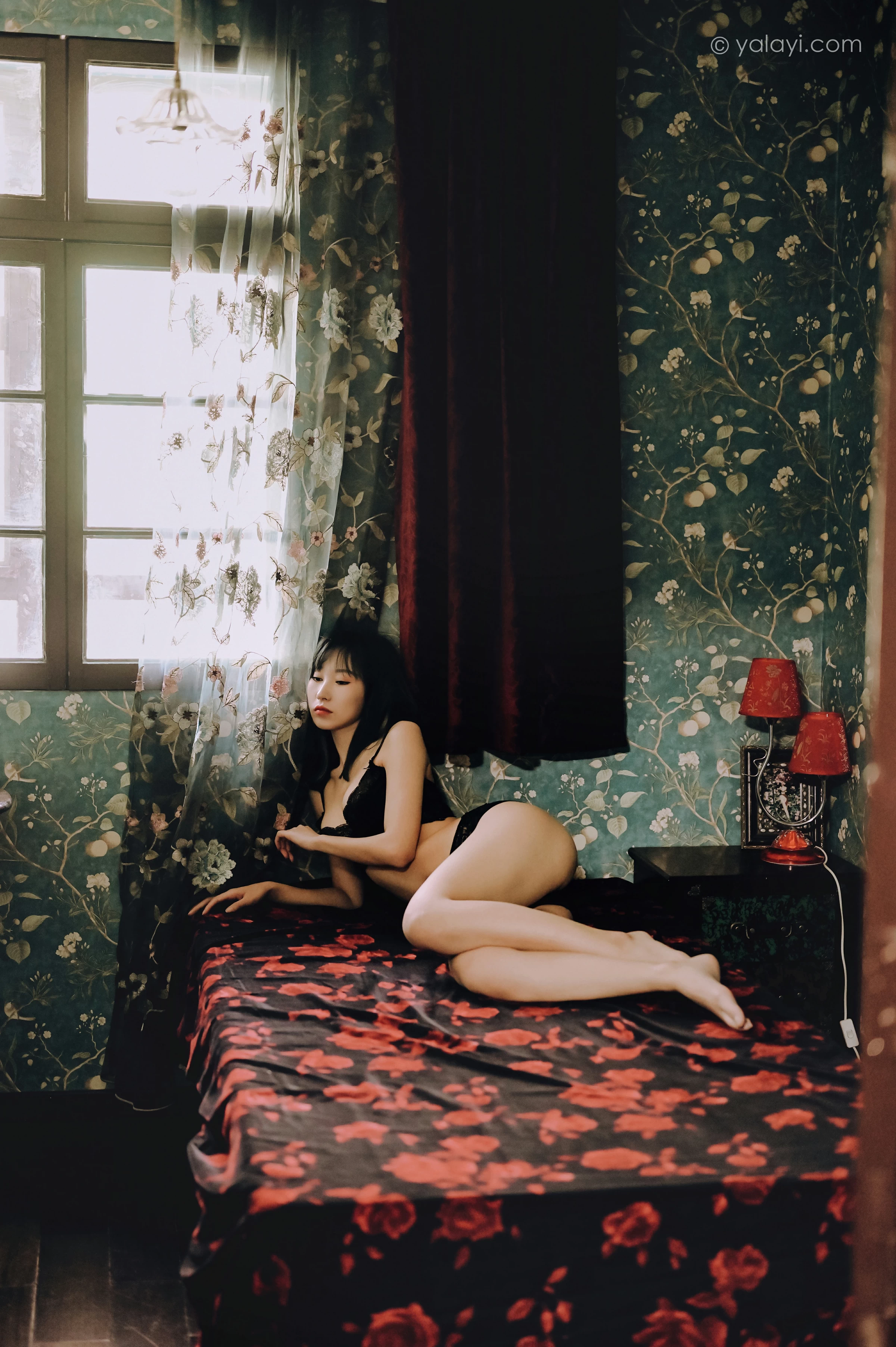 [YALAYI雅拉伊]NO.662 《窗内心语》 田也 黑色蕾丝内衣居家性感私房写真集第12张