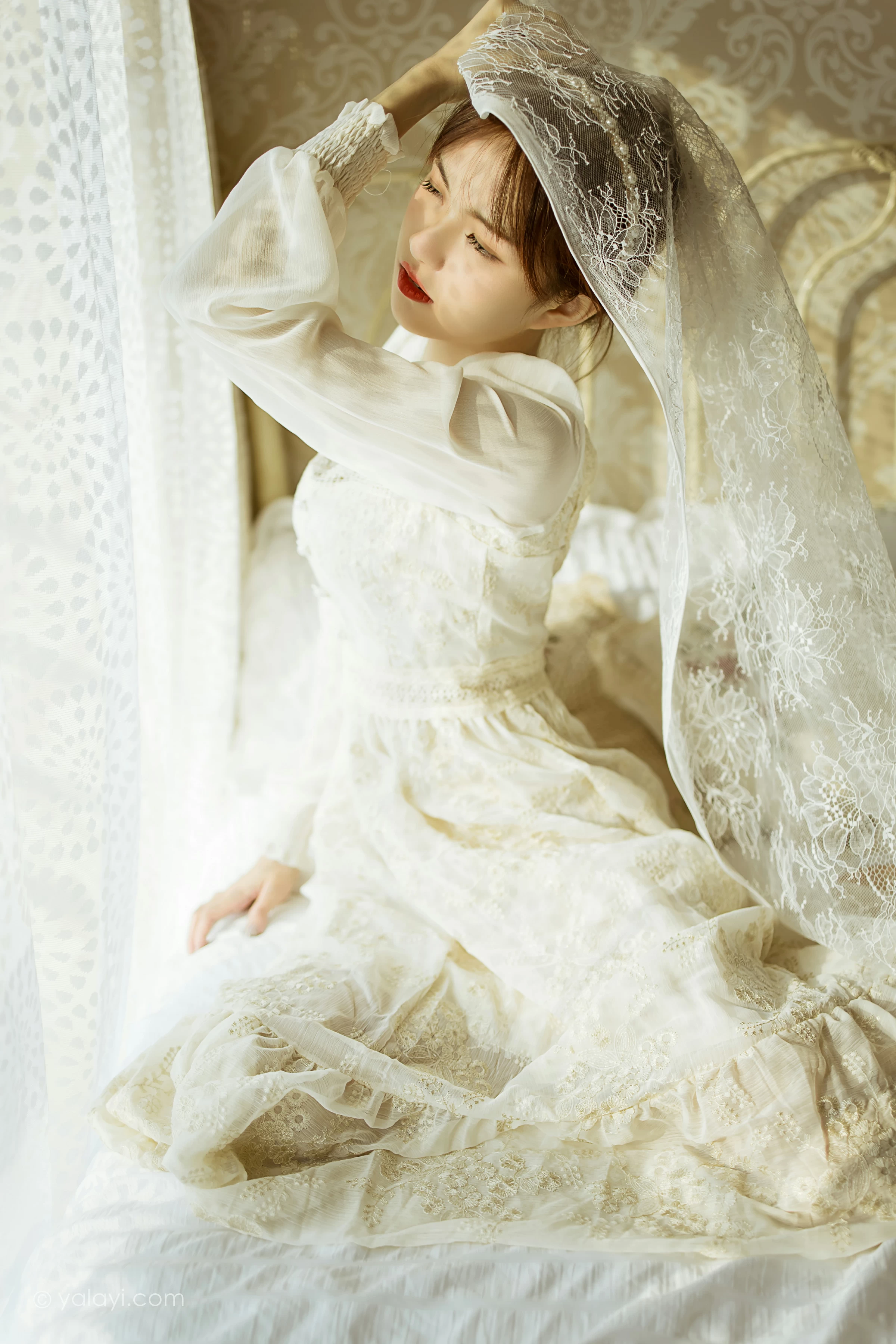 [YALAYI雅拉伊]2021.11.29 花白裙 茹莎 白色休闲蕾丝连衣裙居家性感写真集第10张