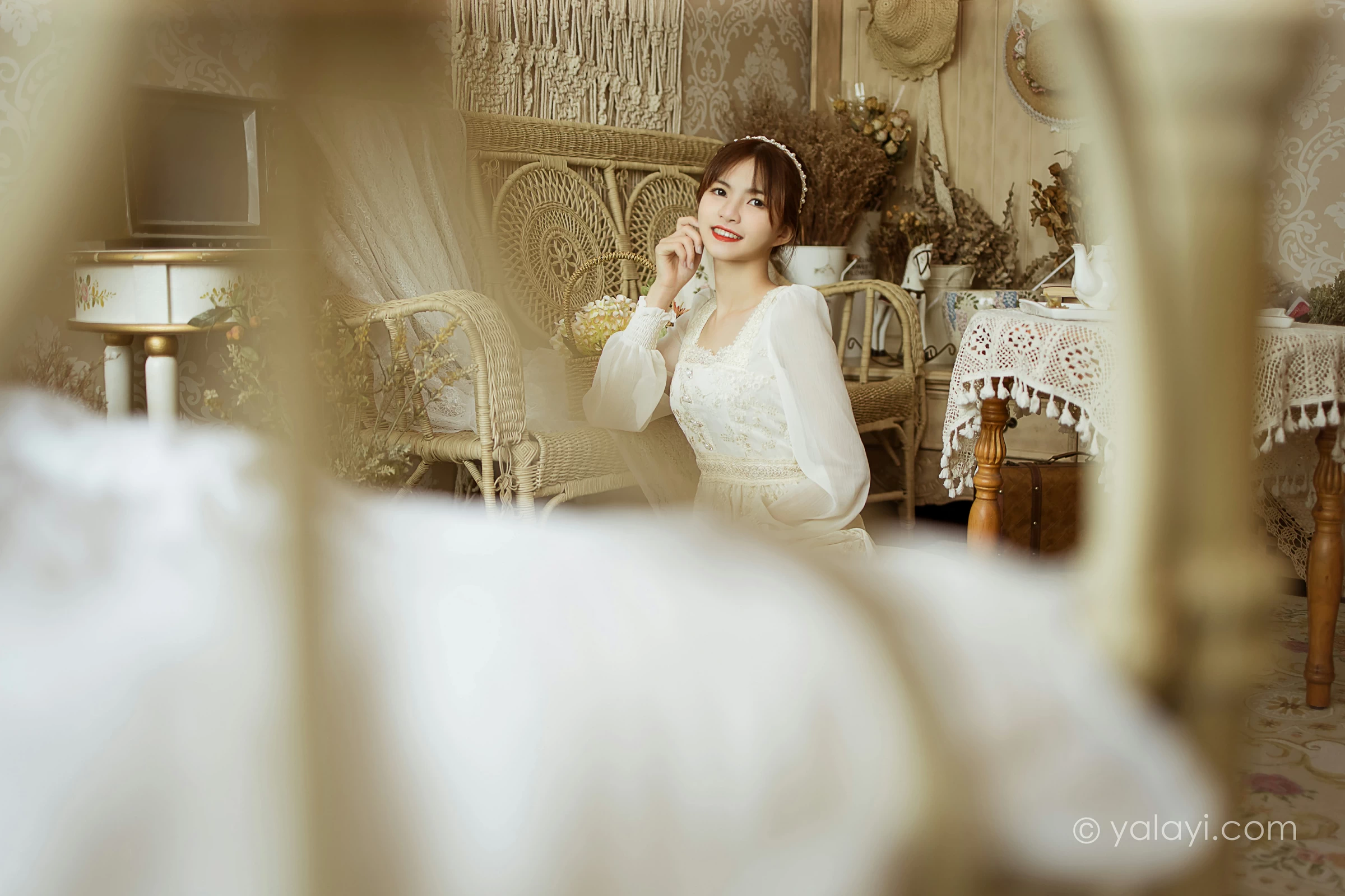 [YALAYI雅拉伊]2021.11.29 花白裙 茹莎 白色休闲蕾丝连衣裙居家性感写真集第9张