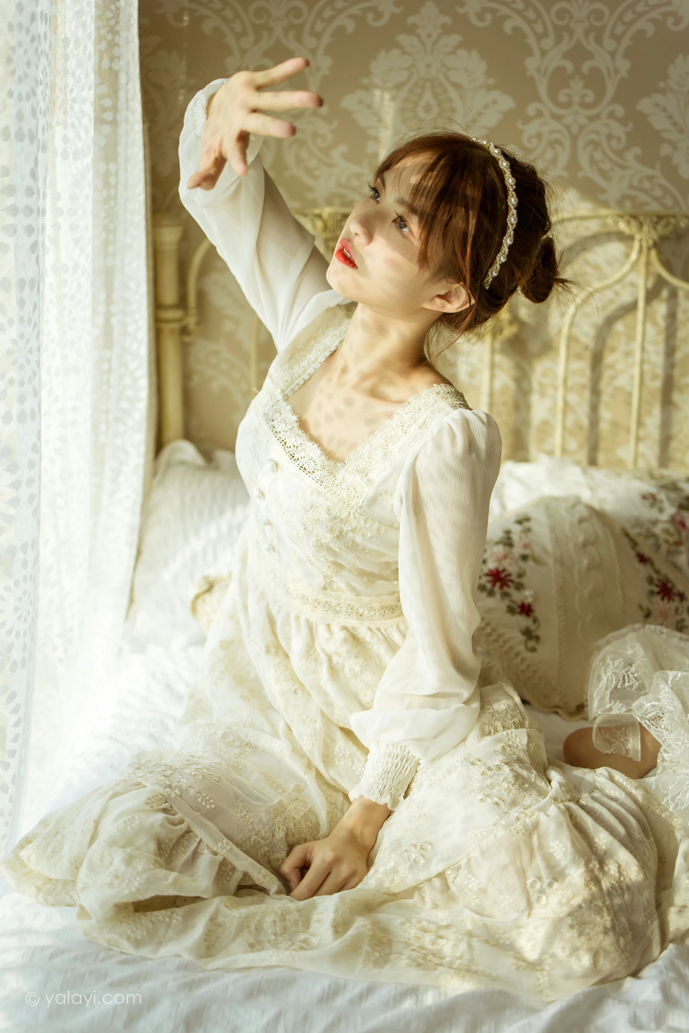 [YALAYI雅拉伊]2021.11.29 花白裙 茹莎 白色休闲蕾丝连衣裙居家性感写真集第10张